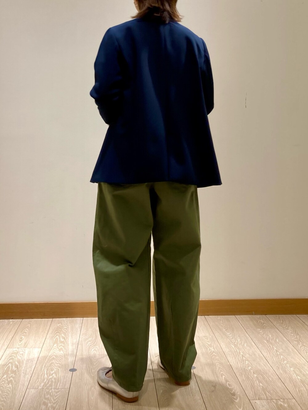 グリーン系のその他パンツ、シルバー系のバレエシューズ、シルバー系のショルダーバッグを着用したレディースの春コーディネートの8枚目の写真