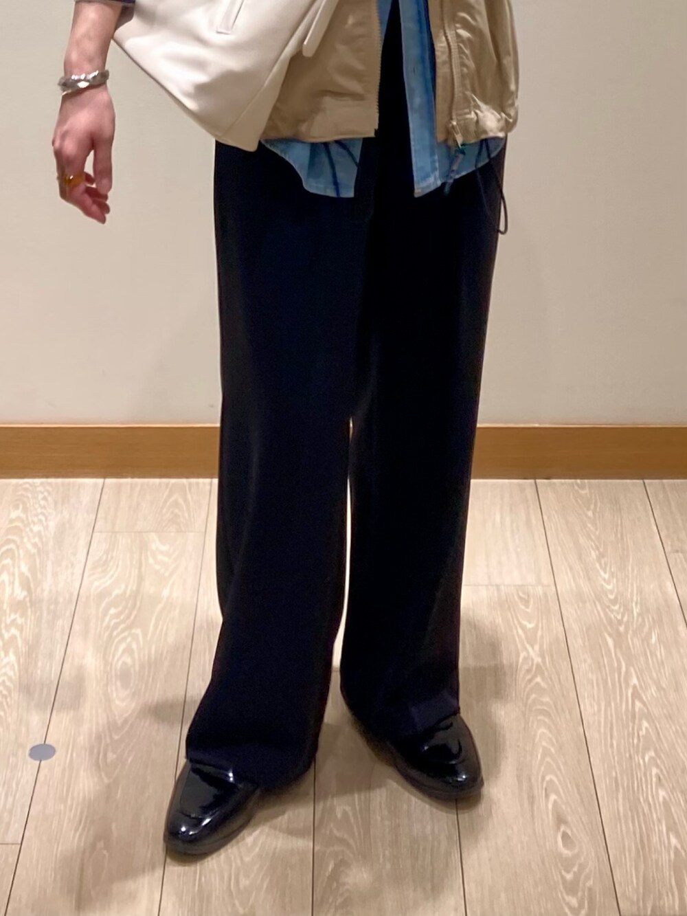 「春コーデ、大人カジュアル、休日スタイル、デニムシャツ、お出かけコーデ、ショルダーバッグ、パンツコーデ、シャツスタイル、スラックス、おでかけコーデ、ベージュ、デニム、着回しコーデ、低身長、ベスト」|「fredy emueのデニムBASICシャツ(シャツ/ブラウス、ブルー系)」を使った、ishiさん(レディース・154cm)の春コーディネートの10枚目の写真