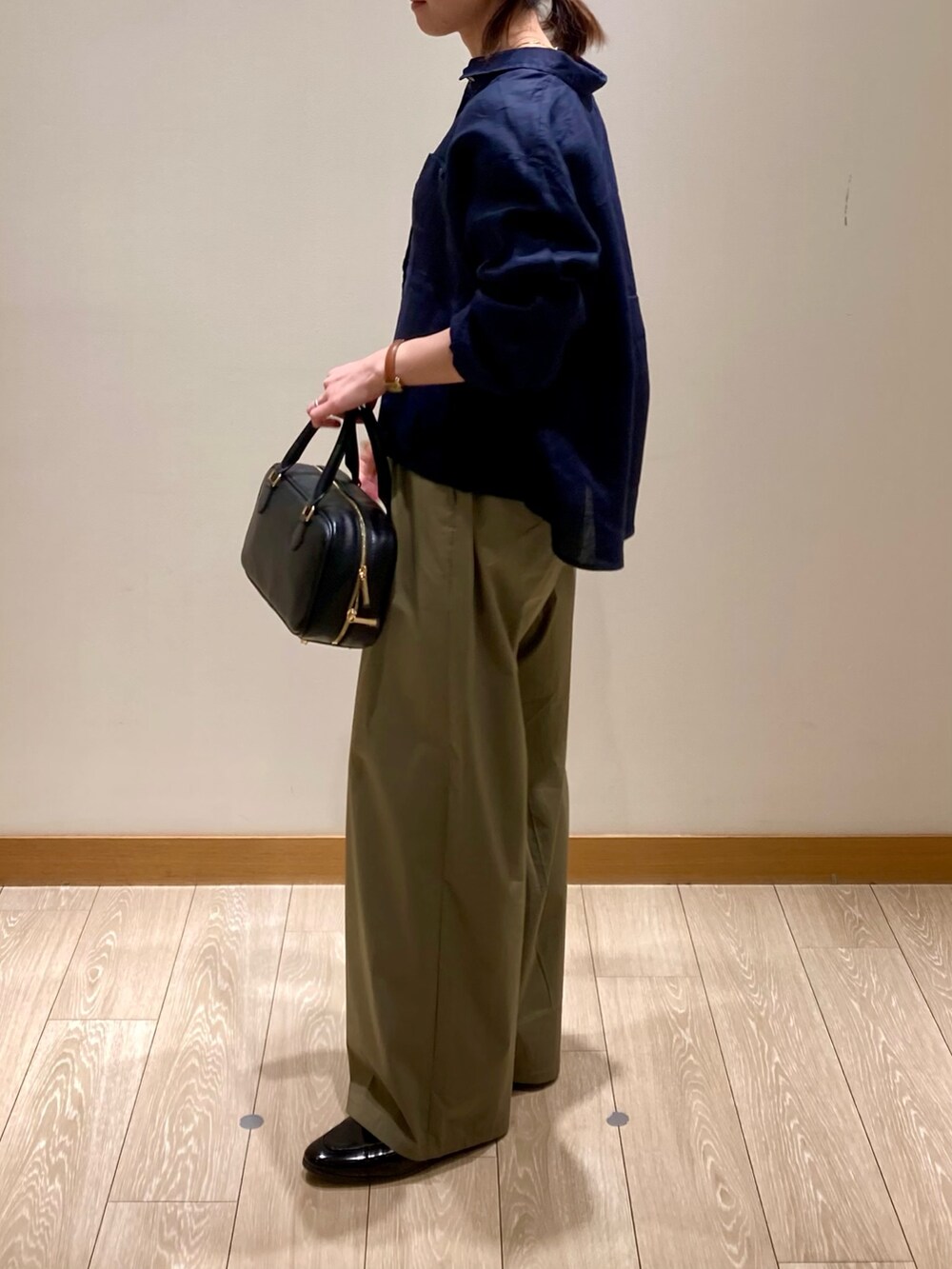 「休日スタイル、お出かけコーデ、ショルダーバッグ、大人カジュアル、着回しコーデ、カジュアルスタイル、ラクチンコーデ、シャツスタイル、ママファッション、リネン、リネンシャツ、ネイビー、カーキ、パンツスタイル、低身長」|「fredy emueのコットンナイロンストレッチセミワイドパンツ(その他パンツ、グリーン系)」を使った、ishiさん(レディース・154cm)の春コーディネートの7枚目の写真