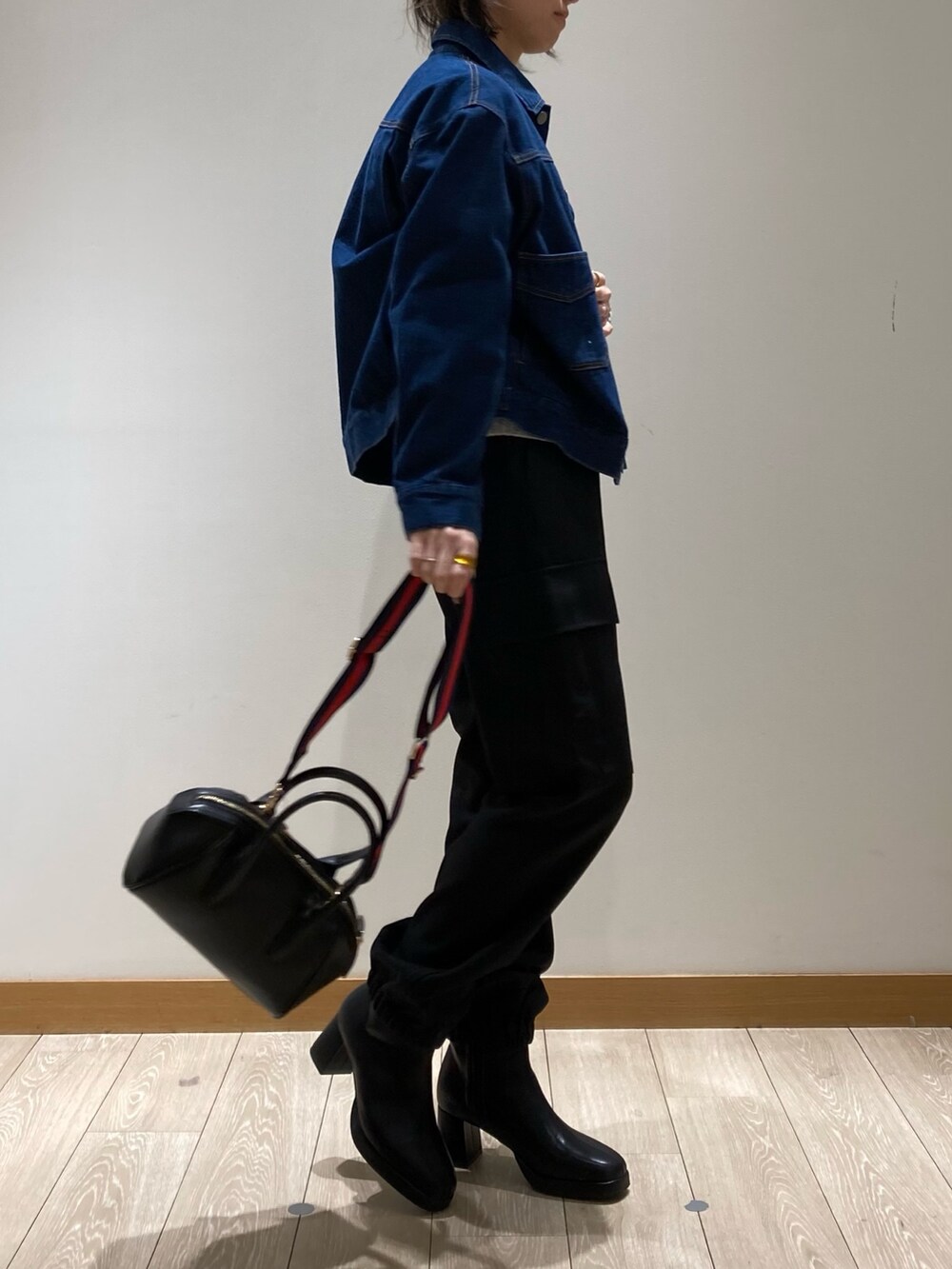 「ショルダーバッグ、ブーツ、ニット、休日スタイル、カーディガン、GEVACO、Gジャン、カーゴパンツ、パンツスタイル、ブラック、グレー、ケーブルニット、低身長」｜「fredy emueのウールライクイージーカーゴパンツ（カーゴパンツ、ブラック系）」を使った、ishiさん（レディース・154cm）の冬コーディネートの4枚目の写真