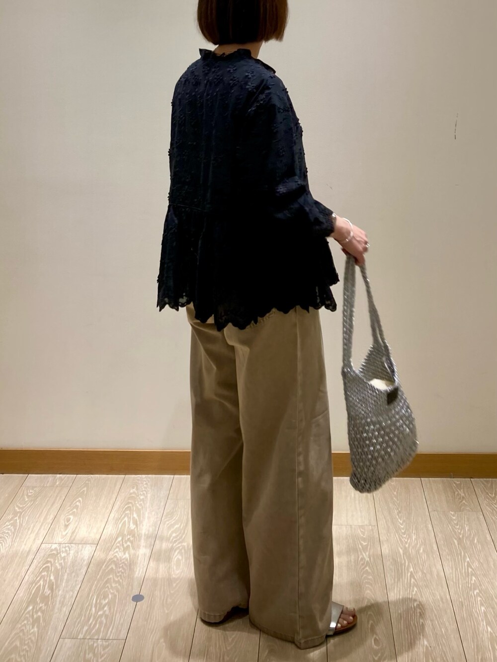 「ワイドパンツ、デニム、お出かけコーデ、低身長コーデ、レイヤードスタイル、シンプルスタイル、夏ファッション、カジュアルスタイル、パンツコーデ、春夏コーデ、ブラックコーデ、パンツスタイル、デニムパンツ、レース、ベージュ」｜「fredy emueのブリーチデニム５ポケイージーパンツ（デニムパンツ、ベージュ系）」を使った、ishiさん（レディース・154cm）の春コーディネートの4枚目の写真