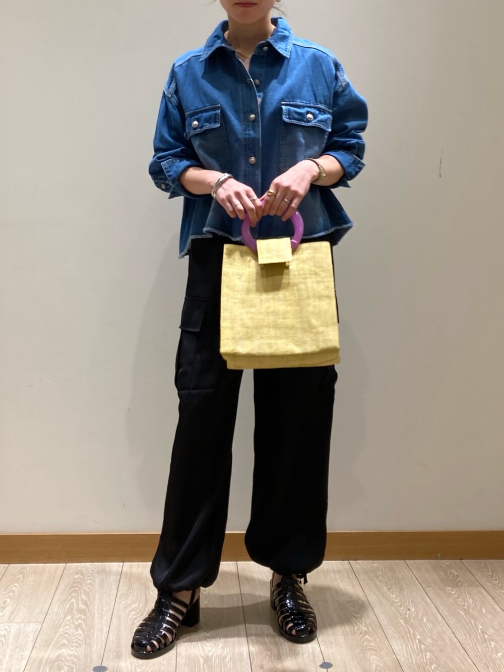 ブラック系のその他パンツ、イエロー系のかごバッグ、ブルー系のシャツ/ブラウスを着用したレディースの春コーディネートの8枚目の写真