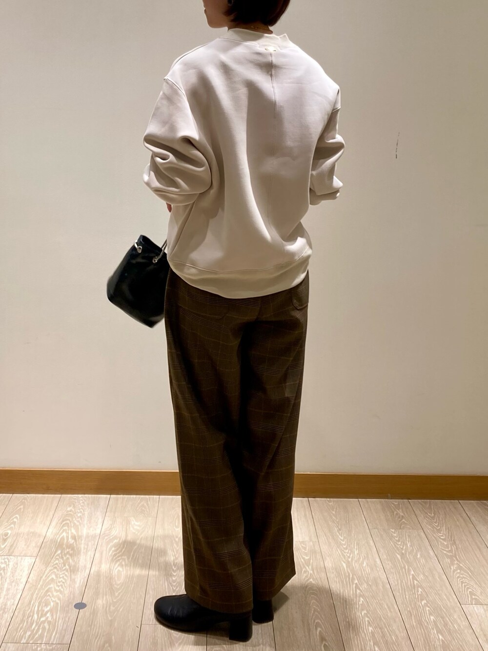 「ブラウン、ハイネック、着回しコーデ、チェック、休日スタイル、冬コーデ、きれいめカジュアル、お出かけコーデ、ママファッション、パンツスタイル、秋服、低身長、シンプルコーデ、GEVACO、ミニバッグ」｜「GEVACOの【GEVACO/ゲバコ】TRイージーウエストパンツ（その他パンツ、ベージュ系）」を使った、ishiさん（レディース・154cm）の秋コーディネートの5枚目の写真