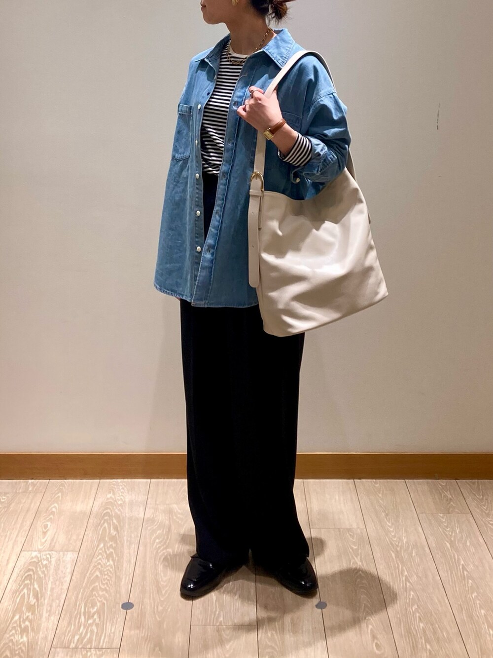 「春コーデ、休日スタイル、春服、お出かけコーデ、オトナ女子、カジュアルスタイル、ママファッション、スラックス、パンツスタイル、ボーダー、ボーダートップス、ロンT、デニム、デニムコーデ、デニムシャツ」｜「fredy emueの【maison vert /メゾンヴェール】アウトポケワンハンドルトートバッグ（ショルダーバッグ、ホワイト系）」を使った、ishiさん（レディース・154cm）の春コーディネートの8枚目の写真