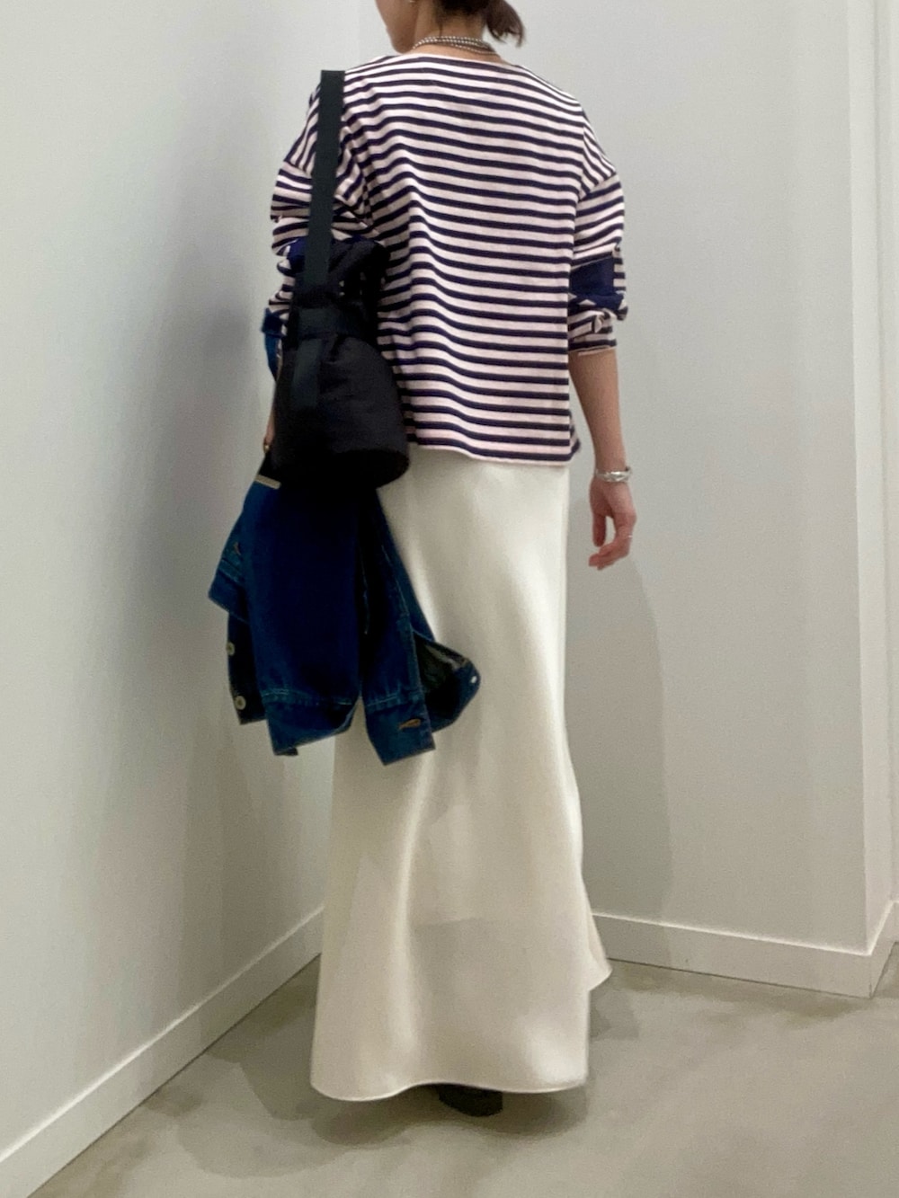 ブルー系のTシャツ/カットソー、ブルー系のデニムジャケット、ホワイト系のスカートを着用したレディースの冬コーディネートの4枚目の写真