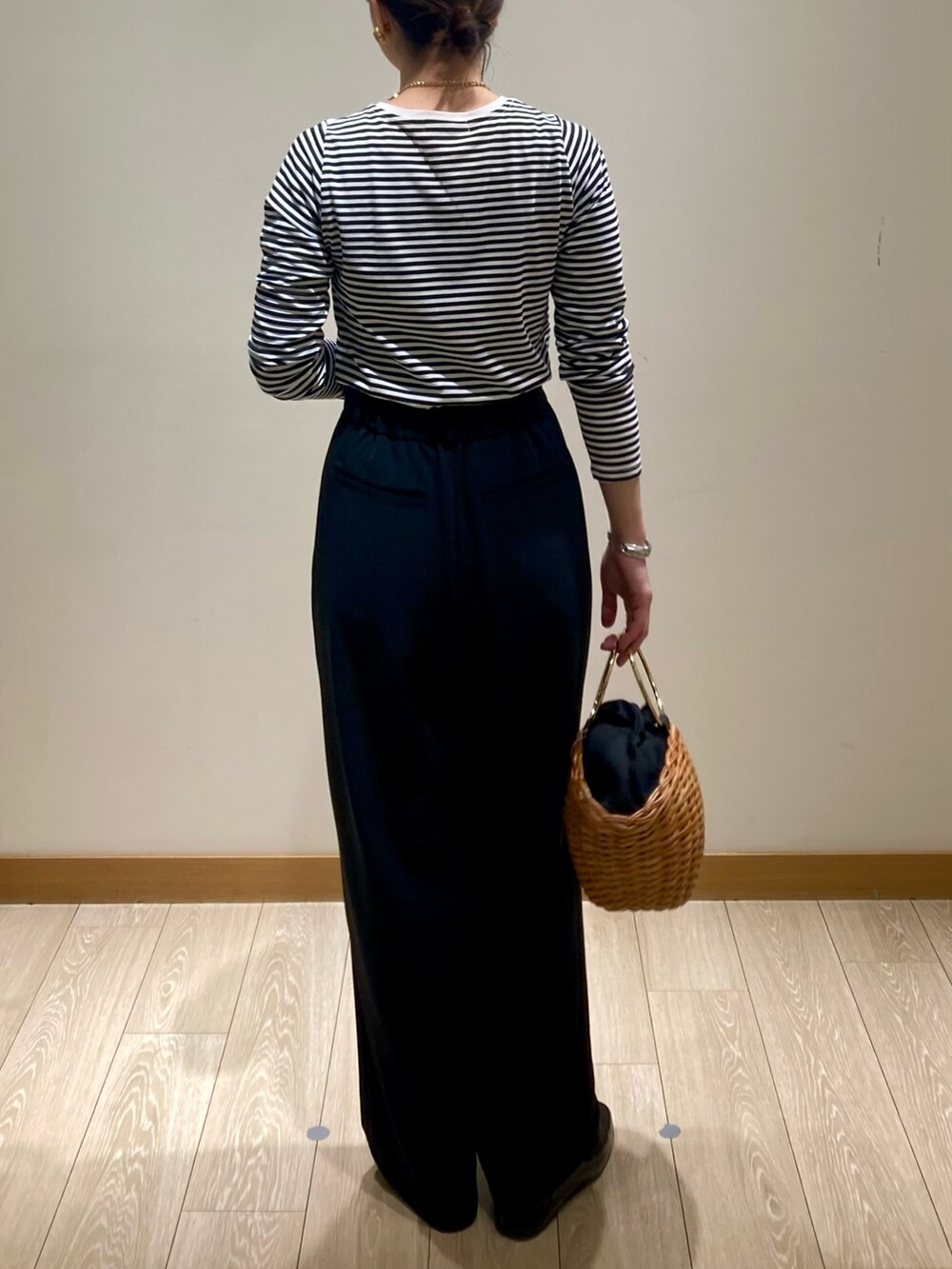 「大人カジュアル、春服コーデ、休日スタイル、ボーダー、お出かけコーデ、シアートップス、モノトーン、パンツコーデ、ワントーンコーデ、ロンT、スラックス、シンプル、低身長、着回しコーデ、定番」｜「fredy emueのハイツイストコットンコンパクトロンTシャツ（Tシャツ/カットソー、ホワイト系）」を使った、ishiさん（レディース・154cm）の春コーディネートの5枚目の写真