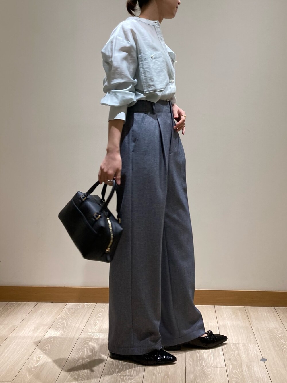 ブルー系のスラックス、ブラック系のボストンバッグ、グリーン系のシャツ/ブラウスを着用したレディースの春コーディネートの8枚目の写真