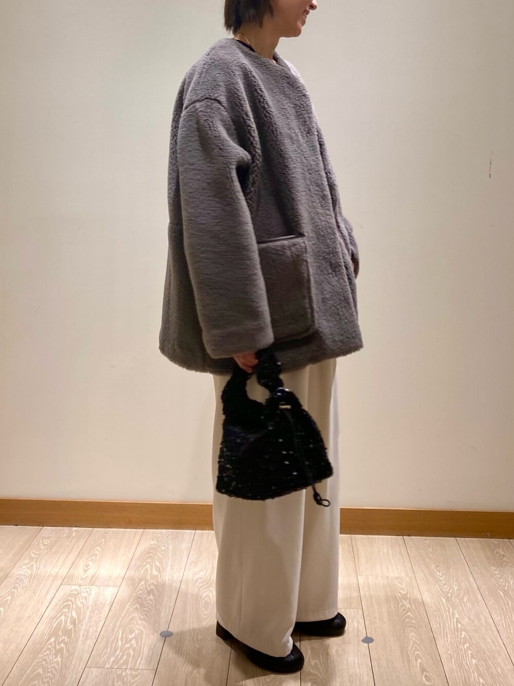 「冬アウター、おでかけコーデ、パンツスタイル、あったかコーデ、アウターコーデ、ホワイト、ボア、ノーカラーコート、ビスチェ、着回しコーデ、低身長、ゆるコーデ、オトナカジュアル」｜「fredy emueのボアミドル丈コート（ノーカラーコート、ブラウン系）」を使った、ishiさん（レディース・154cm）の冬コーディネートの3枚目の写真
