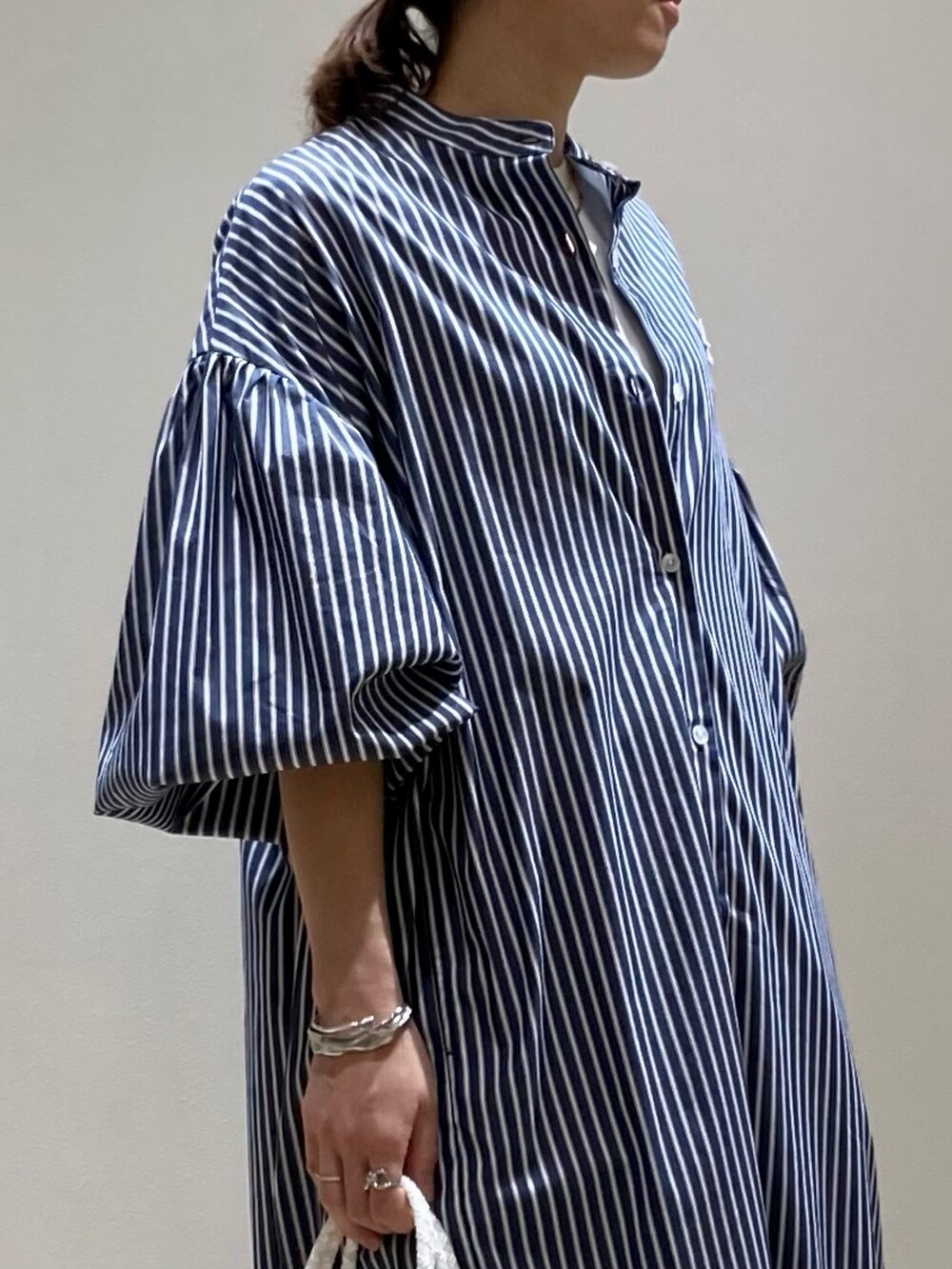 「お出かけコーデ、レイヤードスタイル、春夏コーデ、ワンピース、休日スタイル、シンプルコーデ、低身長コーデ、パンツスタイル、麻、リネン、着回しコーデ、メルカドバッグ、GEVACO、シャツワンピ、ロングワンピース」｜「GEVACOの【GEVACO/ゲバコ】タイプライターバンドカラーシャツワンピース（シャツワンピース、ブルー系）」を使った、ishiさん（レディース・154cm）の春コーディネートの9枚目の写真