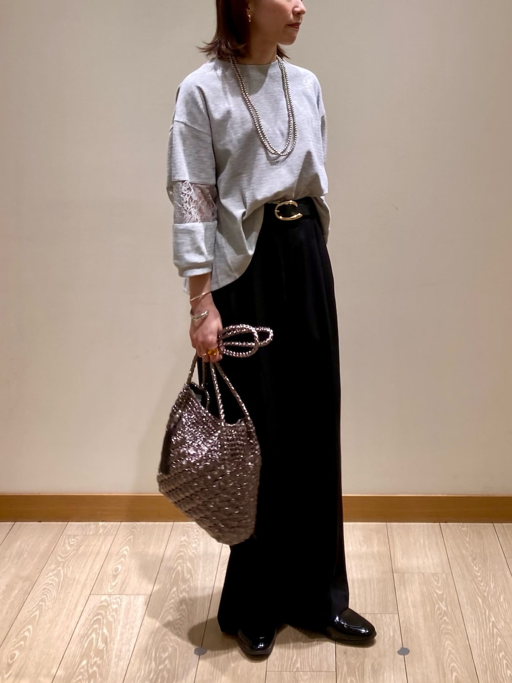 「大人カジュアル、お出かけコーデ、春夏コーデ、シンプルコーデ、オトナカジュアル、春、ブラック、レース、プルオーバー、カットソー、グレー、バッグ、パンツスタイル、着回しコーデ、低身長」|「fredy emueのCバックルベルト(ベルト、ブラック系)」を使った、ishiさん(レディース・154cm)の春コーディネートの3枚目の写真