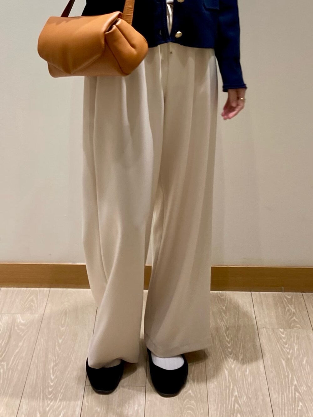 「レイヤードスタイル、カーディガン、ショルダーバッグ、お出かけコーデ、ミッキー、着回しコーデ、パンツスタイル、ホワイト、ネイビー、低身長、羽織り、秋冬コーデ、大人カジュアル、ニットカーディガン、休日スタイル」｜「fredy emueのとろみwarmストレートイージーパンツ（その他パンツ、ホワイト系）」を使った、ishiさん（レディース・154cm）の秋コーディネートの10枚目の写真