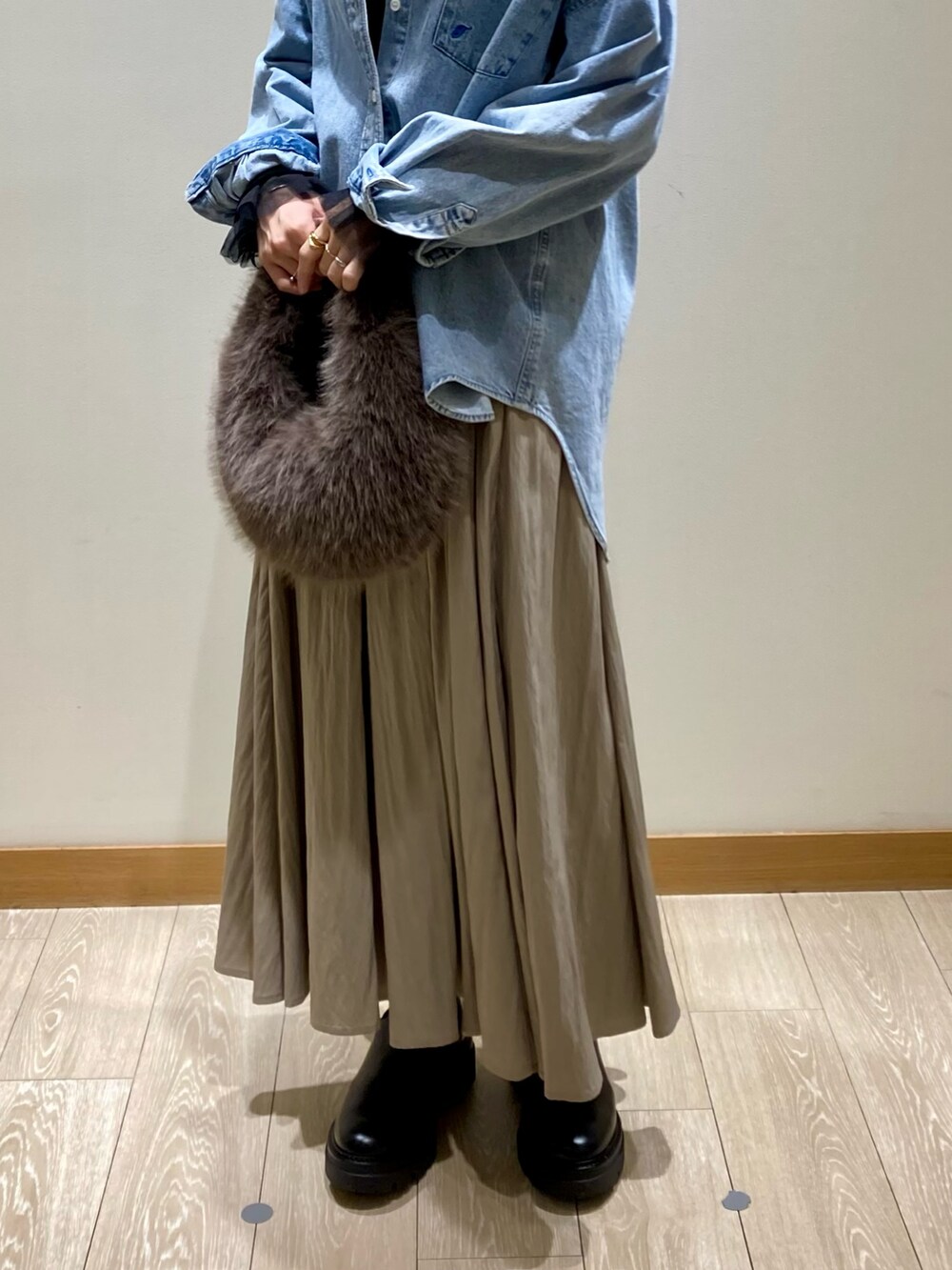 ベージュ系のスカート、ブルー系のシャツ/ブラウス、ブラック系のTシャツ/カットソーを着用したレディースの秋コーディネートの10枚目の写真