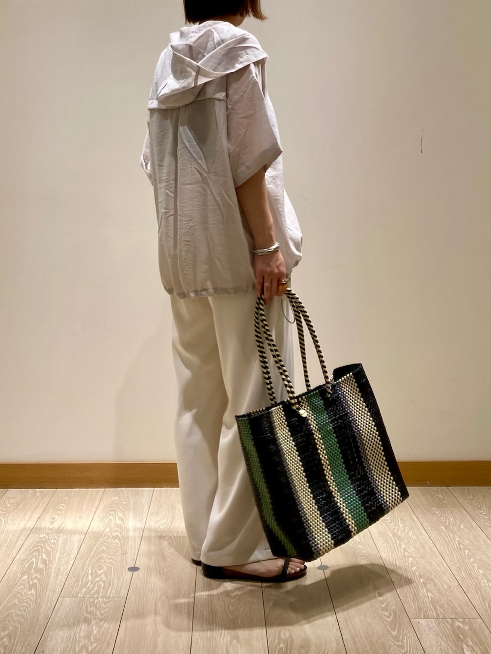 「お出かけコーデ、休日スタイル、シンプルコーデ、夏コーデ、シアートップス、着回しコーデ、メルカドバッグ、ホワイト、白パンツ、パンツスタイル、低身長コーデ、ママコーデ、イージーパンツ、フーディー、サンダルコーデ」｜「fredy emueの【Letra/レトラ】メルカドロングハンドルバッグ M（かごバッグ、ブラック系）」を使った、ishiさん（レディース・154cm）の夏コーディネートの5枚目の写真