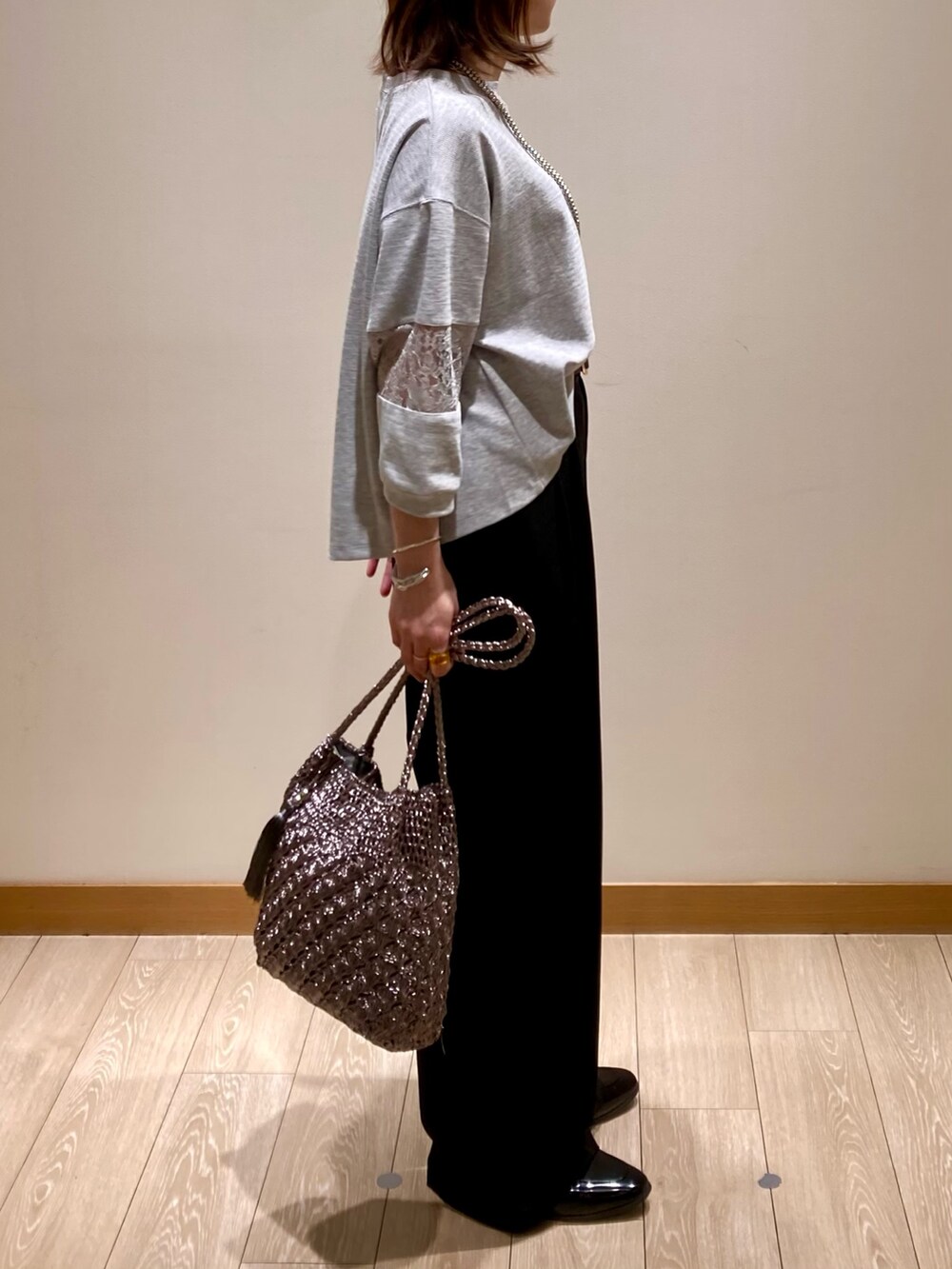 「大人カジュアル、お出かけコーデ、春夏コーデ、シンプルコーデ、オトナカジュアル、春、ブラック、レース、プルオーバー、カットソー、グレー、バッグ、パンツスタイル、着回しコーデ、低身長」|「fredy emueのCバックルベルト(ベルト、ブラック系)」を使った、ishiさん(レディース・154cm)の春コーディネートの4枚目の写真