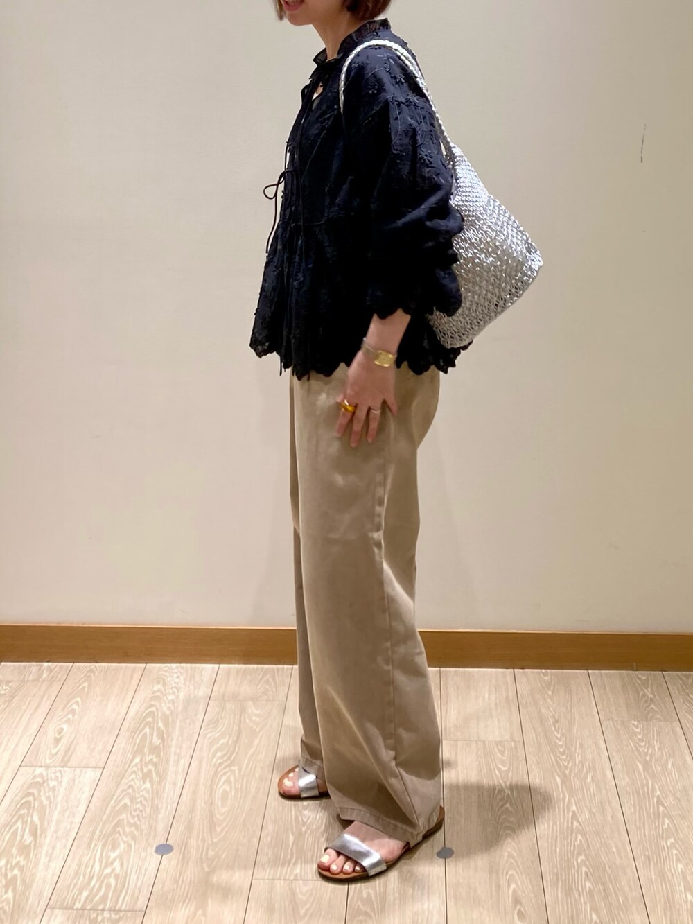 「ワイドパンツ、デニム、お出かけコーデ、低身長コーデ、レイヤードスタイル、シンプルスタイル、夏ファッション、カジュアルスタイル、パンツコーデ、春夏コーデ、ブラックコーデ、パンツスタイル、デニムパンツ、レース、ベージュ」｜「fredy emueのブリーチデニム５ポケイージーパンツ（デニムパンツ、ベージュ系）」を使った、ishiさん（レディース・154cm）の春コーディネートの7枚目の写真