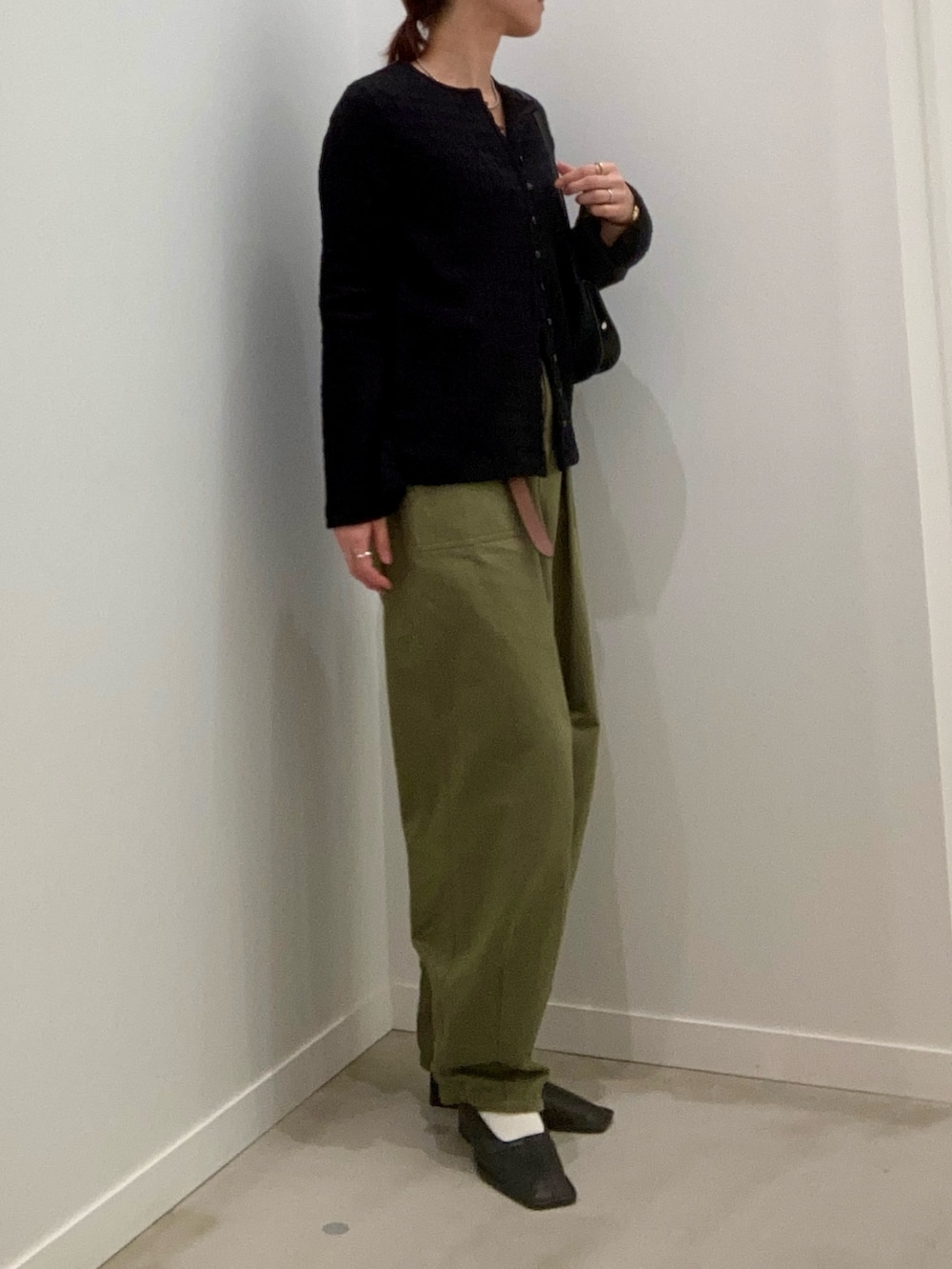 ブラック系のTシャツ/カットソー、ブラック系のショルダーバッグ、シルバー系のネックレスを着用したレディースの春コーディネートの3枚目の写真