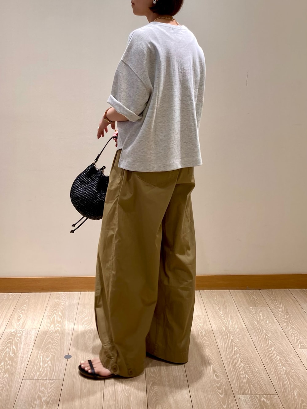 「サンダル、夏コーデ、お出かけコーデ、パンツコーデ、夏服コーデ、ラクチンコーデ、シンプルカジュアル、シンプル、サーカスパンツ、ベージュ、ベージュパンツ、体型カバー、パンツスタイル、ミリタリー、Tシャツ」｜「fredy emueのPPラフィア巾着2WAYショルダーバッグ（かごバッグ、ブラック系）」を使った、ishiさん（レディース・154cm）の夏コーディネートの6枚目の写真