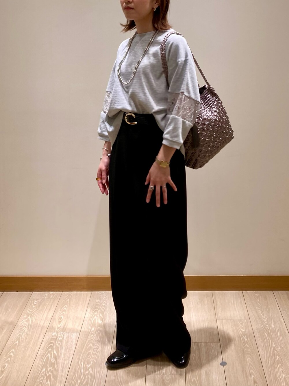 「大人カジュアル、お出かけコーデ、春夏コーデ、シンプルコーデ、オトナカジュアル、春、ブラック、レース、プルオーバー、カットソー、グレー、バッグ、パンツスタイル、着回しコーデ、低身長」|「fredy emueのCバックルベルト(ベルト、ブラック系)」を使った、ishiさん(レディース・154cm)の春コーディネートの7枚目の写真