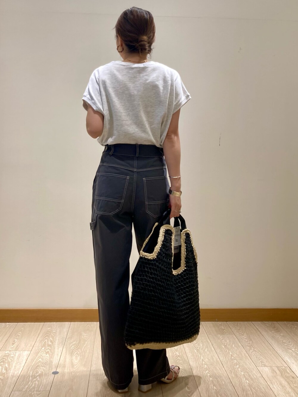「サンダル、シンプル、休日スタイル、オトナカジュアル、着回しコーデ、スウェット、パンツスタイル、グレー、かごバッグ、夏コーデ、ラクチンコーデ、フレディアンドグロスター、刺繍、ペインターパンツ」｜「fredy emueのコットンラチネペインターパンツ（その他パンツ、グレー系）」を使った、ishiさん（レディース・154cm）の夏コーディネートの5枚目の写真