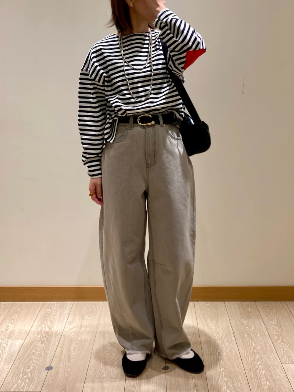 「ボーダー、休日スタイル、春服、デニム、150cm台コーデ、大人かわいい、パンツスタイル、カーブパンツ、ハート、カットソー、ショルダーバッグ、低身長、着回しコーデ、ブラック、ロングネックレス」｜「fredy emueのボーダーハートパッチプルオーバー（Tシャツ/カットソー、ブラック系）」を使った、ishiさん（レディース・154cm）の春コーディネートの2枚目の写真