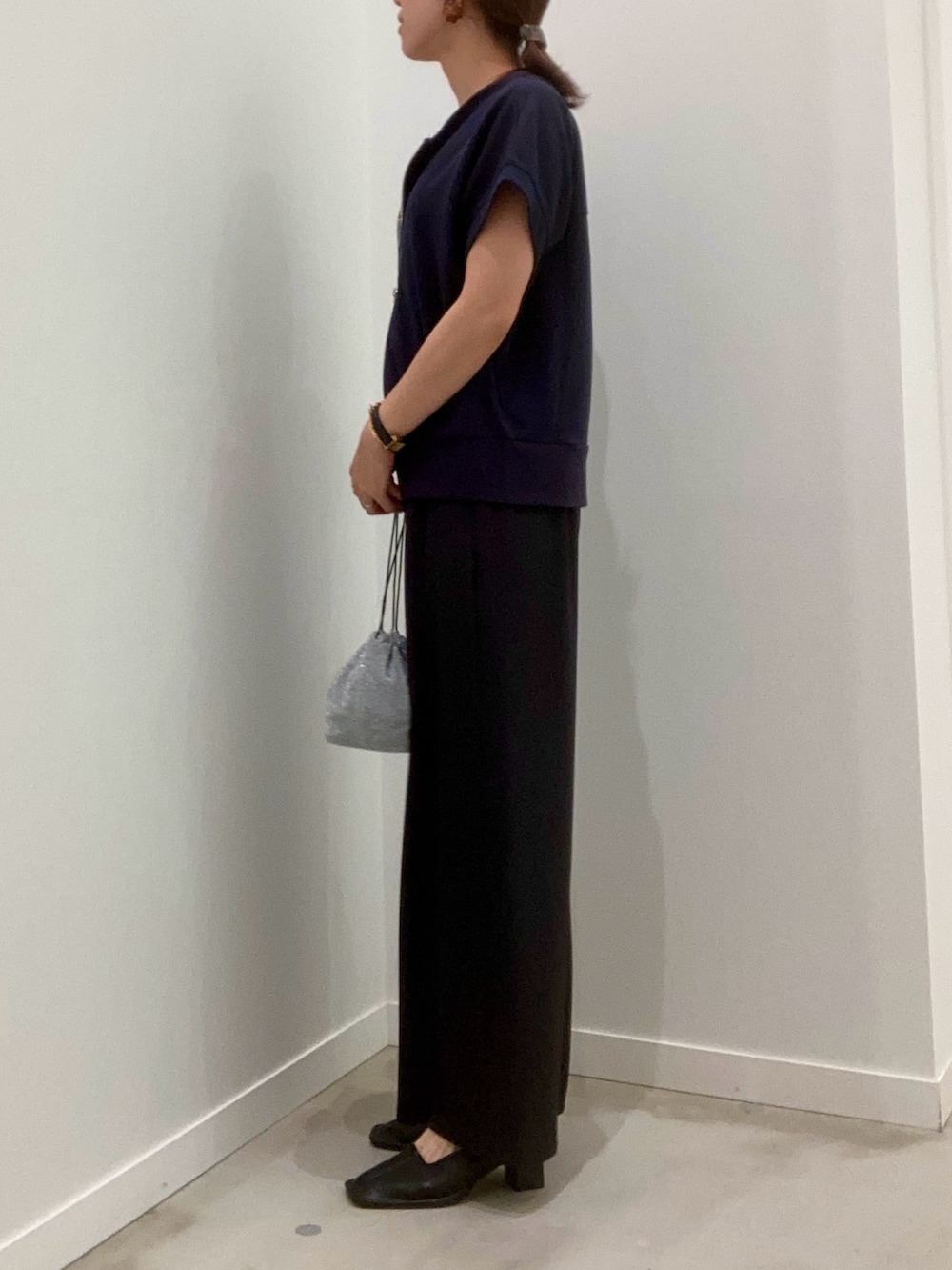 ブルー系のTシャツ/カットソー、ブラック系のその他パンツ、ブラウン系のネックレスを着用したレディースの夏コーディネートの5枚目の写真