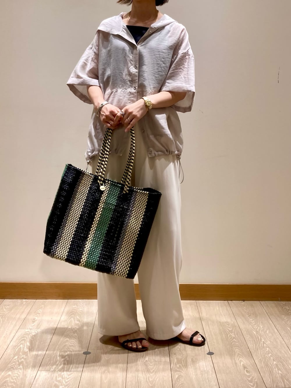 「お出かけコーデ、休日スタイル、シンプルコーデ、夏コーデ、シアートップス、着回しコーデ、メルカドバッグ、ホワイト、白パンツ、パンツスタイル、低身長コーデ、ママコーデ、イージーパンツ、フーディー、サンダルコーデ」｜「fredy emueの【Letra/レトラ】メルカドロングハンドルバッグ M（かごバッグ、ブラック系）」を使った、ishiさん（レディース・154cm）の夏コーディネートの2枚目の写真