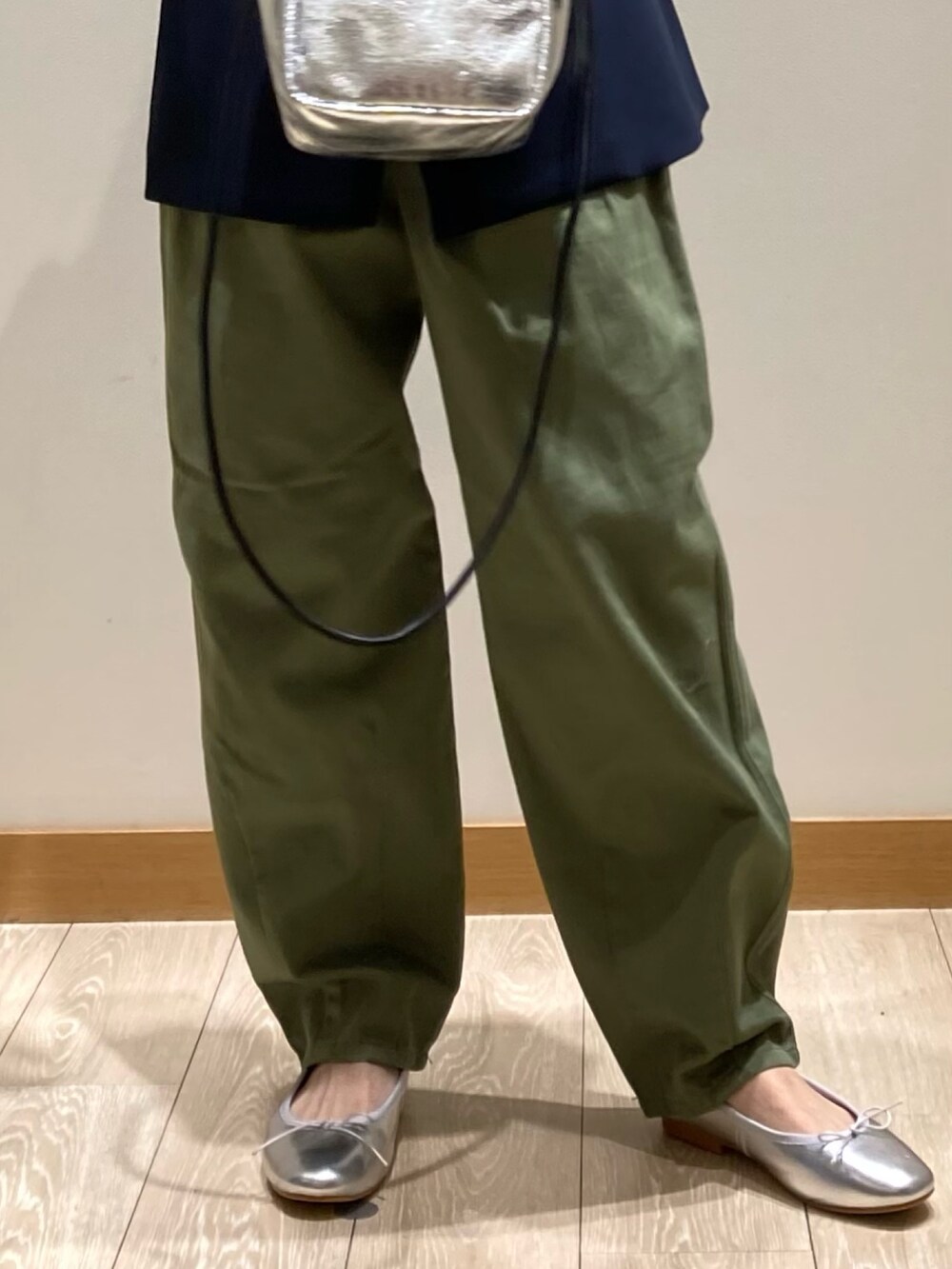 グリーン系のその他パンツ、シルバー系のバレエシューズ、シルバー系のショルダーバッグを着用したレディースの春コーディネートの10枚目の写真
