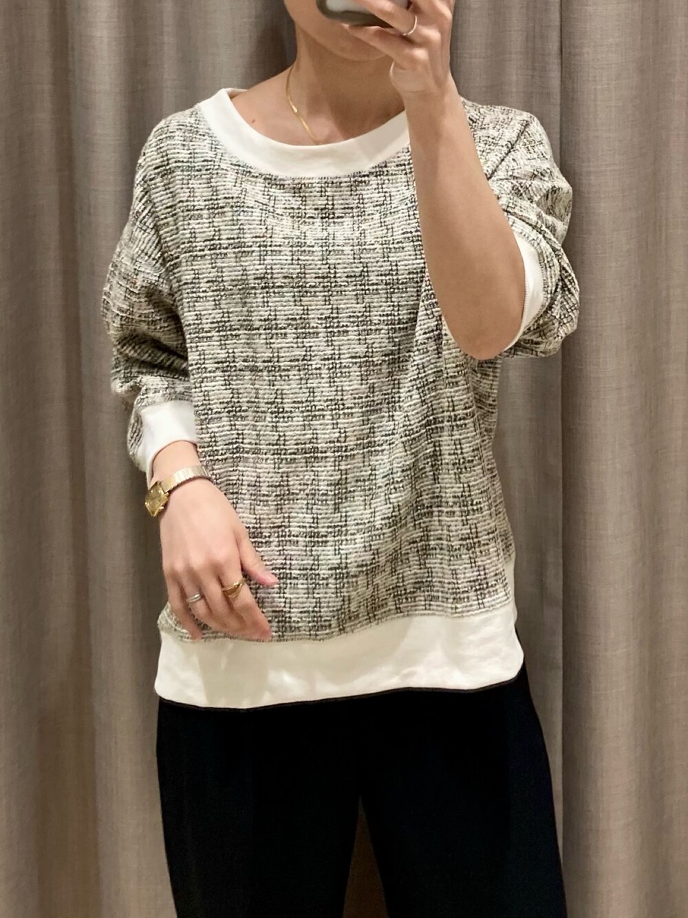 「春コーデ、春服みてみて、春、お出かけコーデ、シンプルコーデ、大人カジュアル、春色、パンツスタイル、ツイード、プルオーバー、２ＷＡＹ、着回しコーデ、スラックス、楽チンコーデ、ショート丈トップス」｜「fredy emueのホースプリントシルクスカーフ（バンダナ/スカーフ、オレンジ系）」を使った、ishiさん（レディース・154cm）の春コーディネートの7枚目の写真