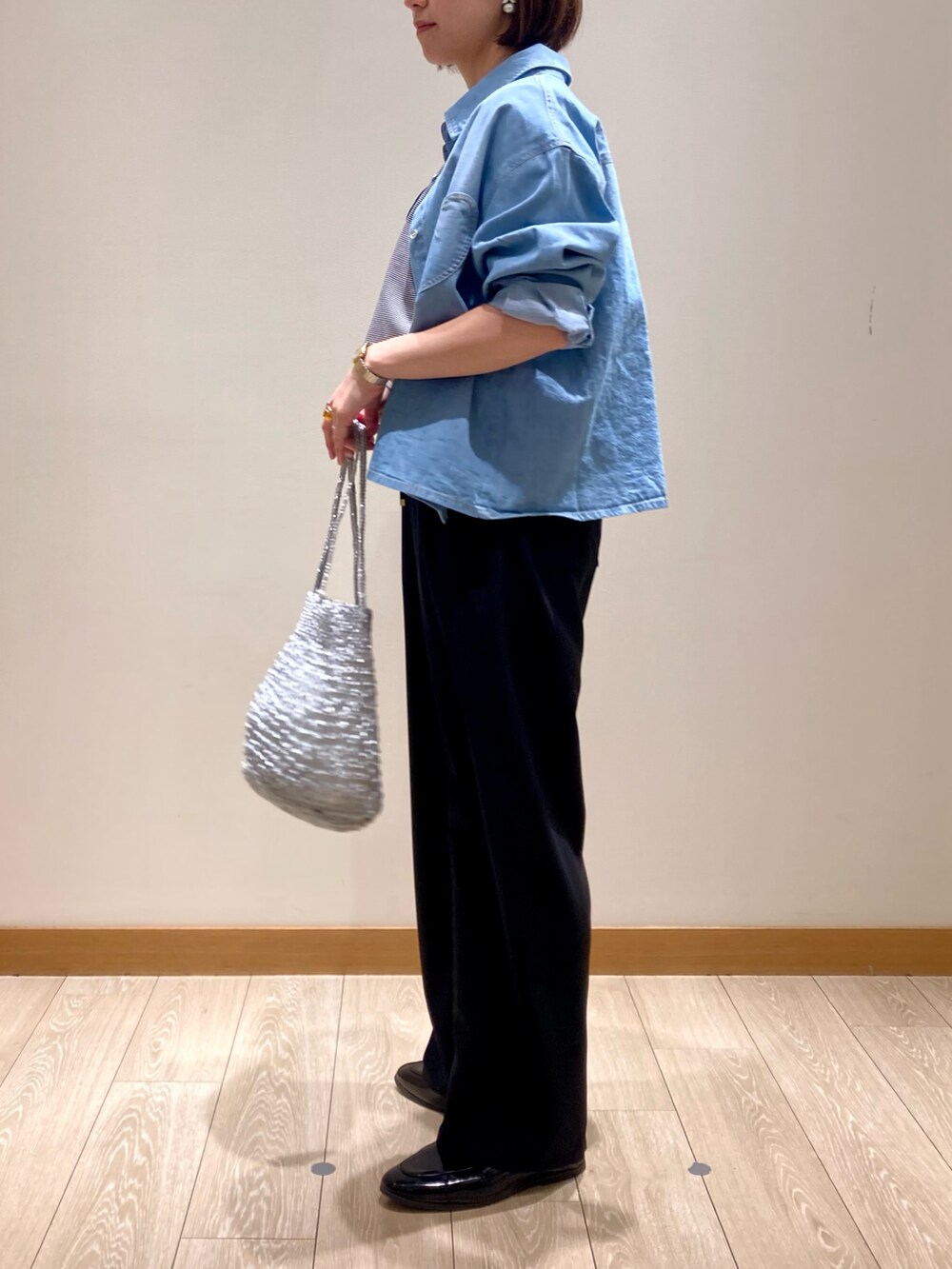 「レイヤードスタイル、ワイドパンツ、シャツスタイル、シンプルコーデ、きれいめカジュアル、休日スタイル、デニム、お出かけコーデ、低身長コーデ、楽チンコーデ、デニムシャツ、ハート、着回しコーデ、ショート丈、ボーダー」｜「fredy emueのドライスラブストレートイージーパンツ（その他パンツ、ブラック系）」を使った、ishiさん（レディース・154cm）の春コーディネートの7枚目の写真