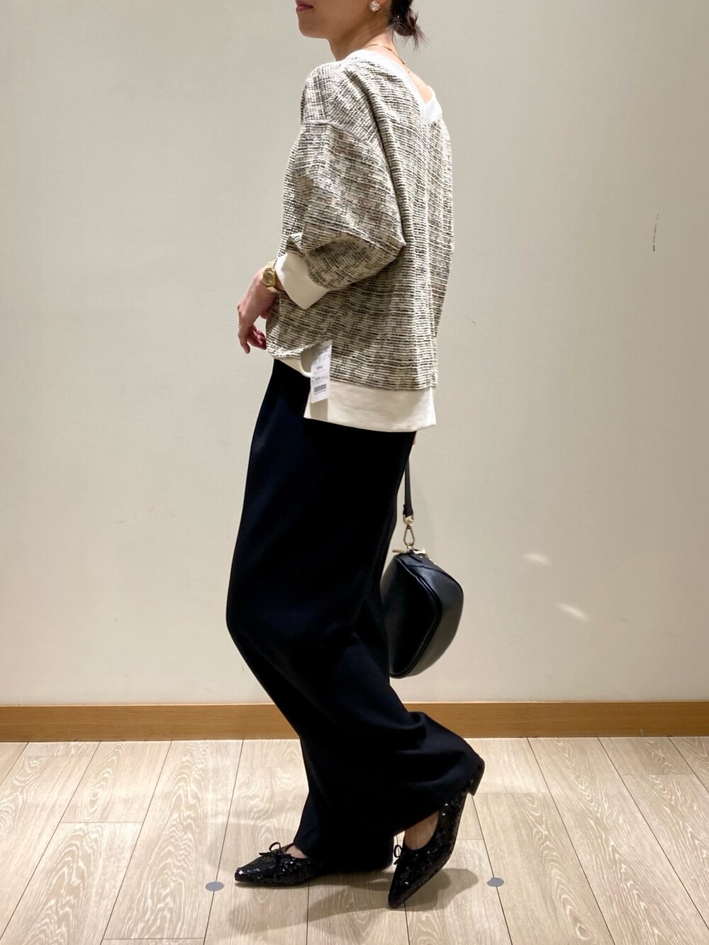 「春コーデ、春服みてみて、春、お出かけコーデ、シンプルコーデ、大人カジュアル、春色、パンツスタイル、ツイード、プルオーバー、２ＷＡＹ、着回しコーデ、スラックス、楽チンコーデ、ショート丈トップス」｜「fredy emueのホースプリントシルクスカーフ（バンダナ/スカーフ、オレンジ系）」を使った、ishiさん（レディース・154cm）の春コーディネートの4枚目の写真