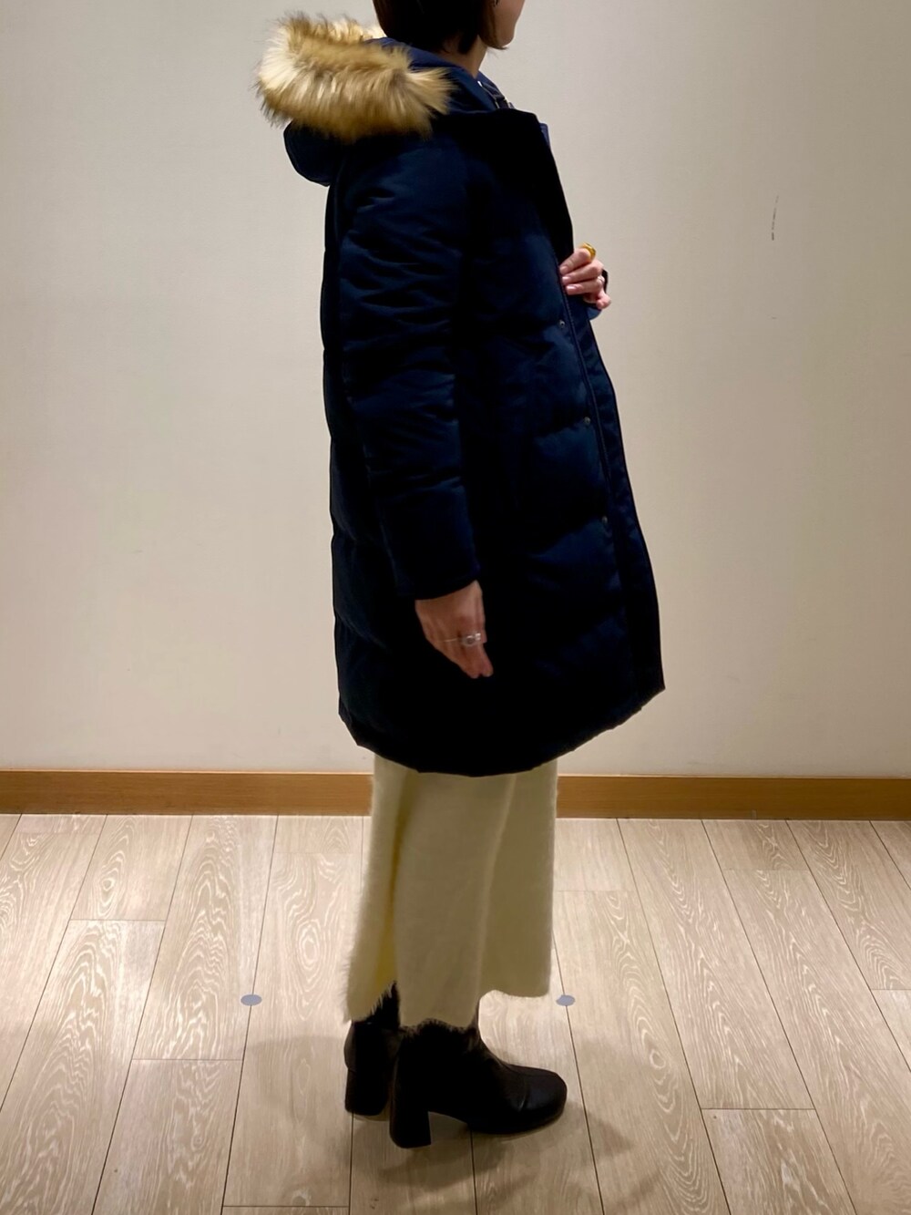 ブルー系のダウンジャケット/コート、ホワイト系のスカート、グレー系のスウェットを着用したレディースの冬コーディネートの3枚目の写真