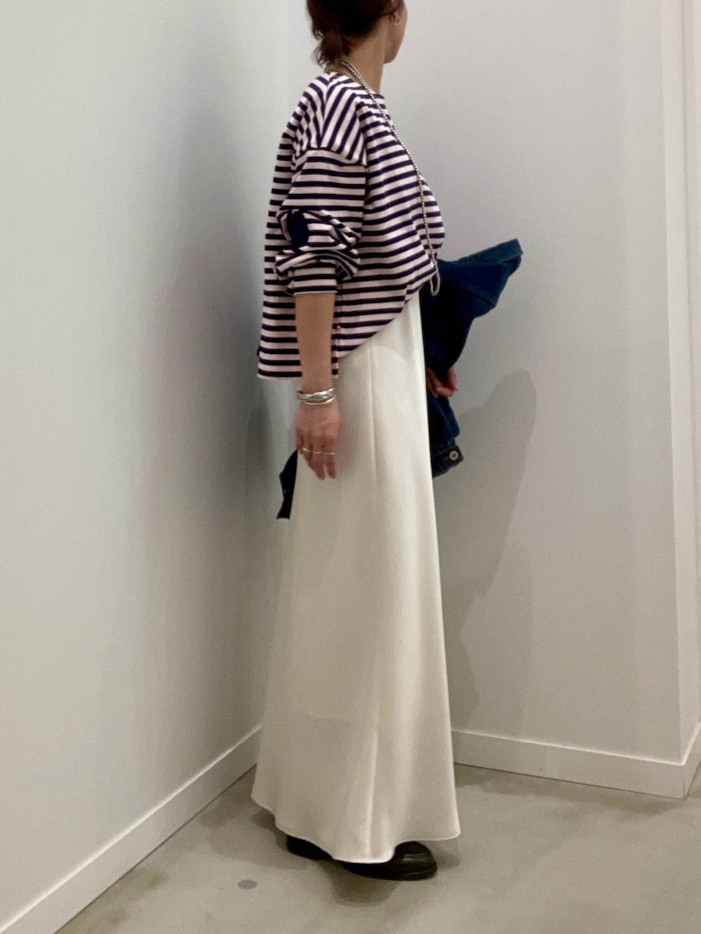 ブルー系のTシャツ/カットソー、ブルー系のデニムジャケット、ホワイト系のスカートを着用したレディースの冬コーディネートの3枚目の写真