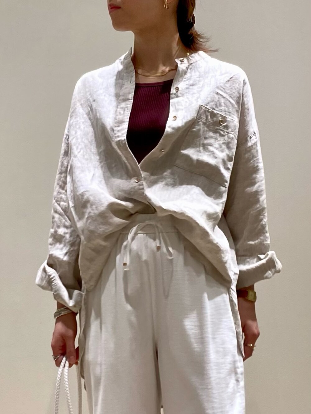 ホワイト系のその他パンツ、ブラック系のバレエシューズ、ベージュ系のシャツ/ブラウスを着用したレディースの春コーディネートの8枚目の写真