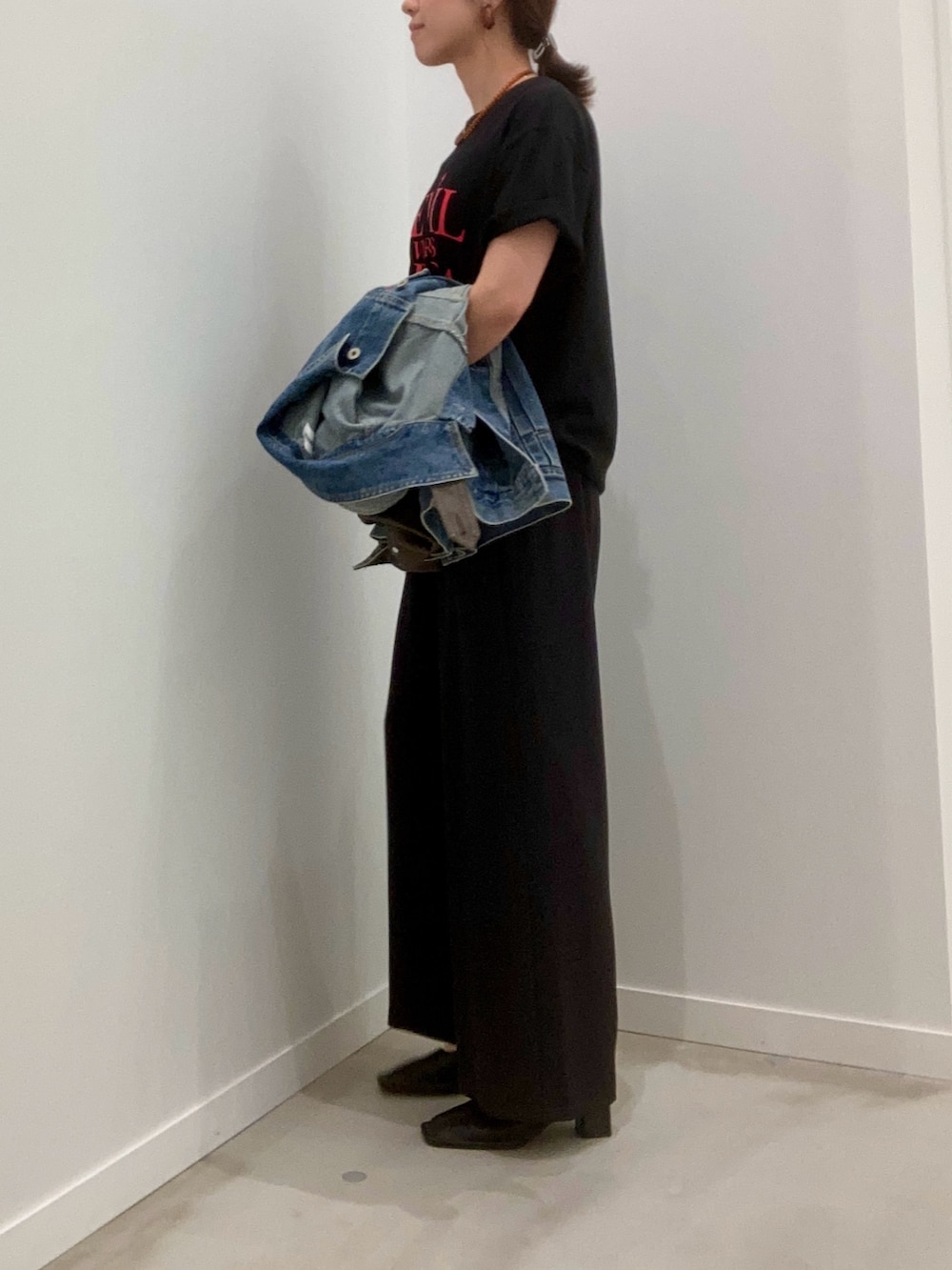 ブラック系のTシャツ/カットソー、ブルー系のデニムジャケット、ブラック系のその他パンツを着用したレディースの夏コーディネートの5枚目の写真