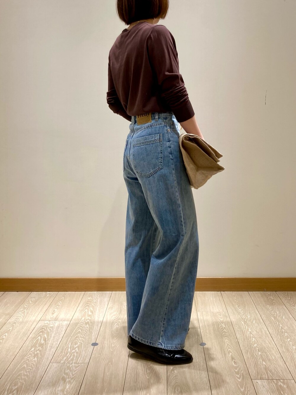 「ワイドパンツ、シンプルコーデ、きれいめカジュアル、休日スタイル、デニム、シアートップス、お出かけコーデ、低身長コーデ、デートコーデ、オトナカジュアル、カーディガン、ブラウン、パンツスタイル、夏コーデ、着回しコーデ」｜「fredy emueのドロストセミワイドデニムパンツ（デニムパンツ、ブルー系）」を使った、ishiさん（レディース・154cm）の春コーディネートの5枚目の写真