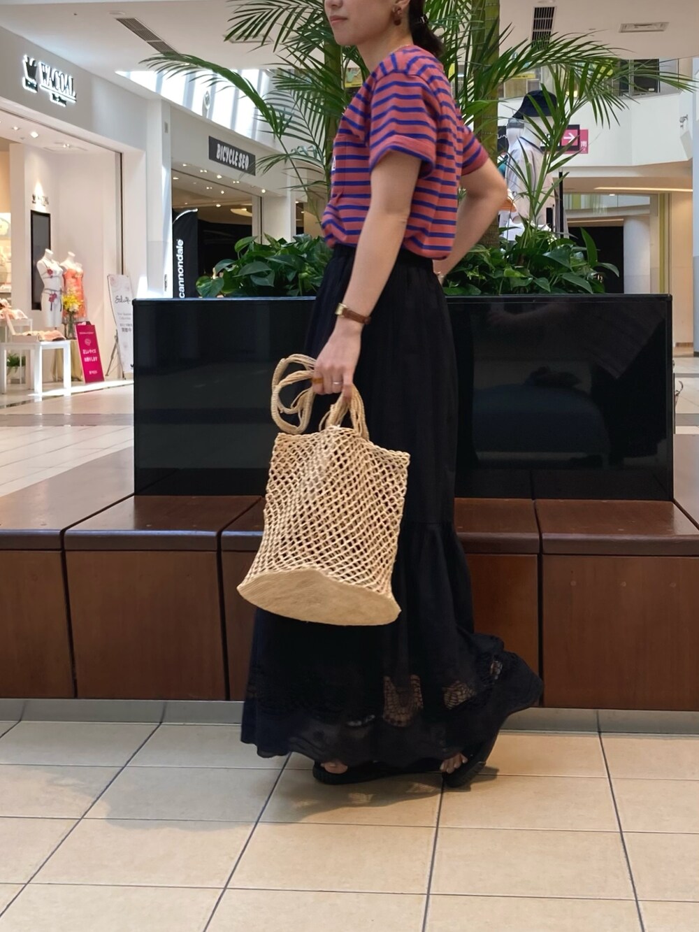 「お出かけコーデ、初夏コーデ、低身長女子、サンダル、Tシャツ、カジュアル、休日スタイル、春夏コーデ、スカート、レース、ボーダー、GEVACO、SHAKA、低身長、トップス」｜「fredy emueのスカラレースギャザースカート（スカート、ブラック系）」を使った、ishiさん（レディース・154cm）の春コーディネートの2枚目の写真