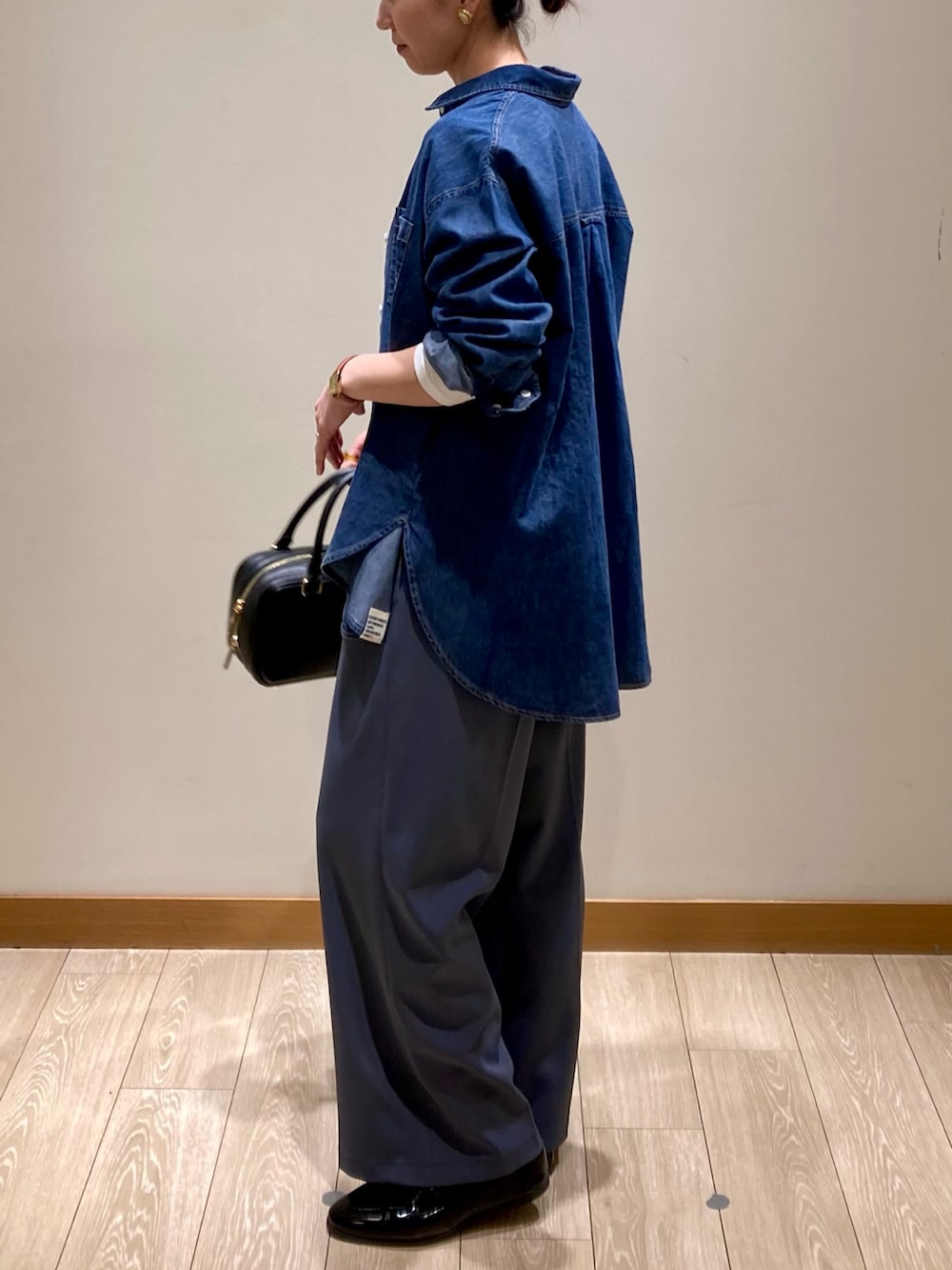 「ショルダーバッグ、大人カジュアル、休日スタイル、デニムシャツ、カーディガン、お出かけコーデ、シアートップス、春夏コーデ、シンプルコーデ、春服コーデ、パンツスタイル、デニム、着回しコーデ、低身長、レザー」｜「fredy emueのライトオンスデニムシャツ（シャツ/ブラウス、ブルー系）」を使った、ishiさん（レディース・154cm）の春コーディネートの7枚目の写真