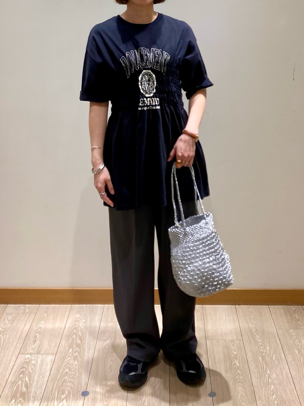 「ワイドパンツ、春夏コーデ、シンプルコーデ、休日スタイル、スニーカー、お出かけコーデ、低身長コーデ、シンプルスタイル、春服コーデ、カジュアルスタイル、スラックス、パンツスタイル、Tシャツ、ブラック、かごバッグ」｜「fredy emueのシャーリングロゴTシャツ（Tシャツ/カットソー、ブラック系）」を使った、ishiさん（レディース・154cm）の春コーディネートの9枚目の写真