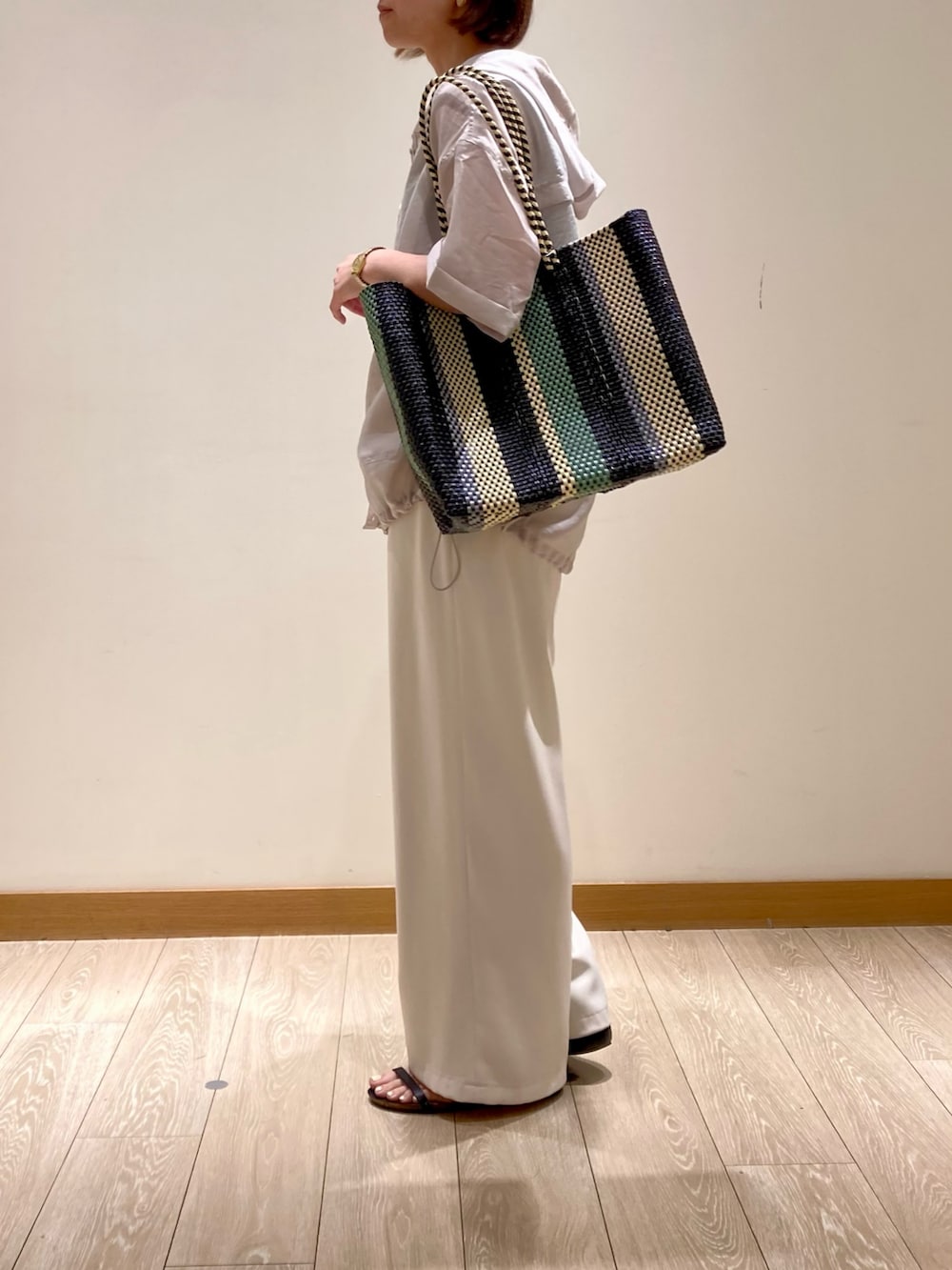 「お出かけコーデ、休日スタイル、シンプルコーデ、夏コーデ、シアートップス、着回しコーデ、メルカドバッグ、ホワイト、白パンツ、パンツスタイル、低身長コーデ、ママコーデ、イージーパンツ、フーディー、サンダルコーデ」｜「fredy emueの【Letra/レトラ】メルカドロングハンドルバッグ M（かごバッグ、ブラック系）」を使った、ishiさん（レディース・154cm）の夏コーディネートの7枚目の写真