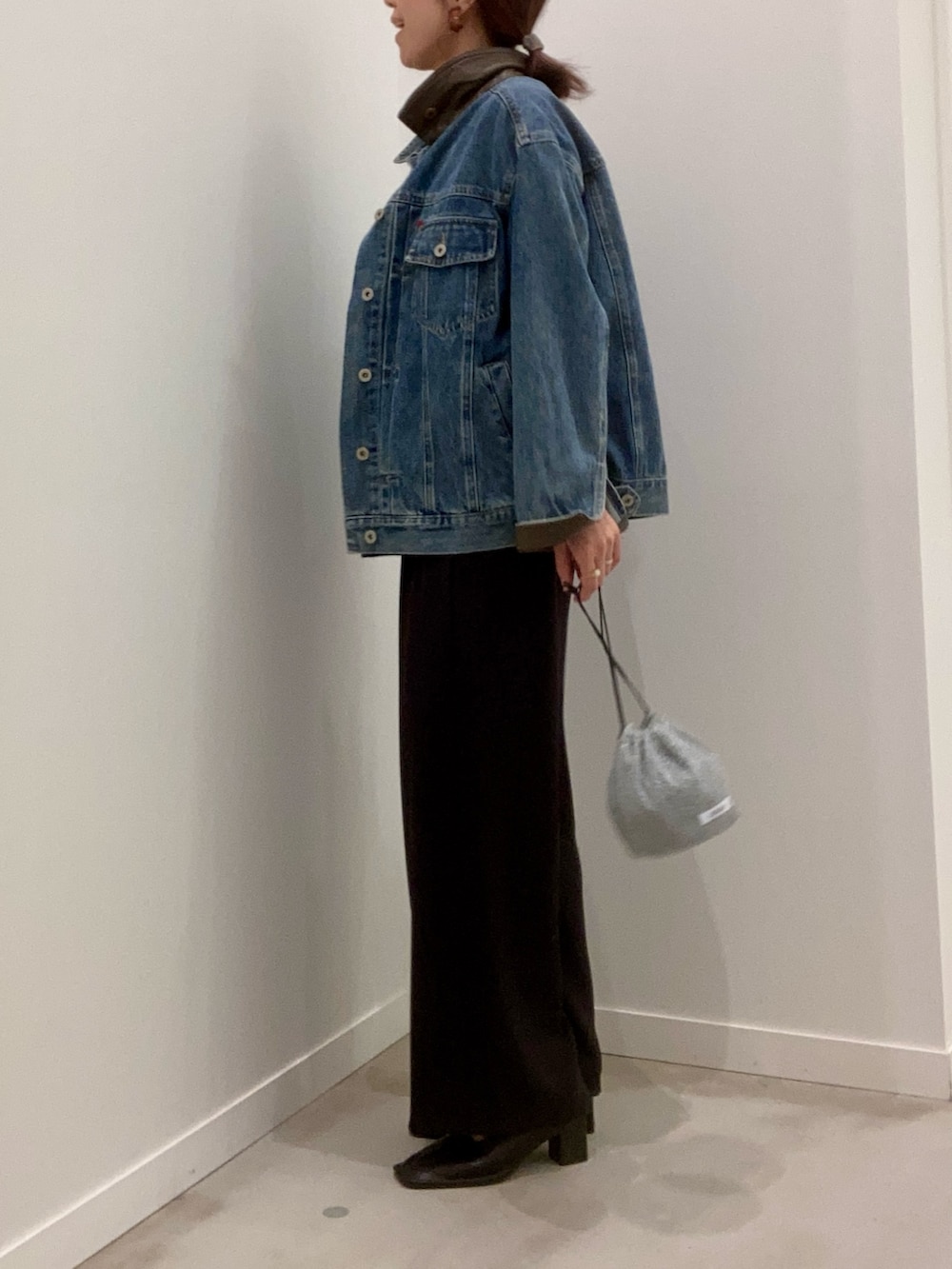ブラック系のTシャツ/カットソー、ブルー系のデニムジャケット、ブラック系のその他パンツを着用したレディースの夏コーディネートの5枚目の写真