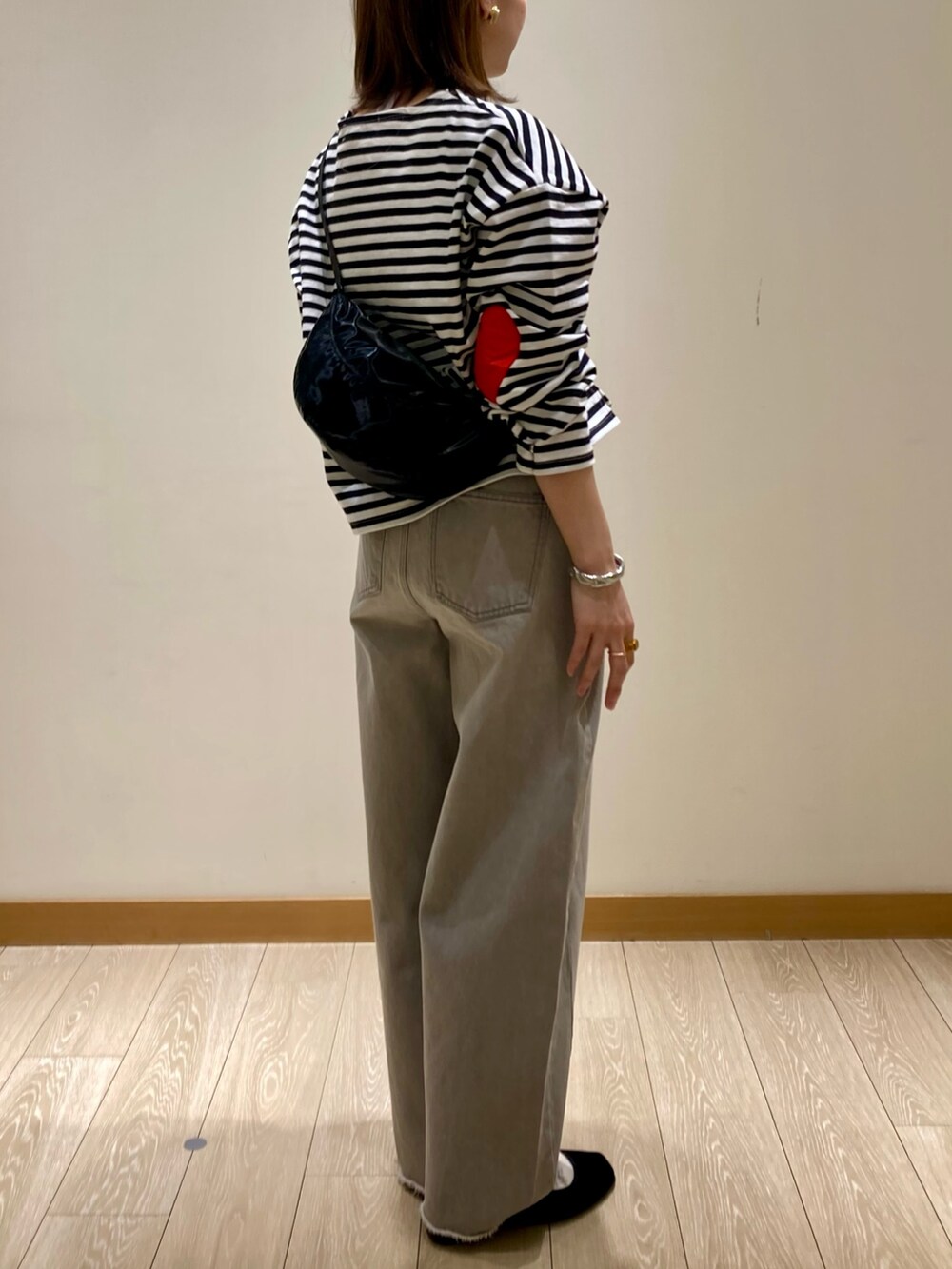 「ボーダー、休日スタイル、春服、デニム、150cm台コーデ、大人かわいい、パンツスタイル、カーブパンツ、ハート、カットソー、ショルダーバッグ、低身長、着回しコーデ、ブラック、ロングネックレス」｜「fredy emueのボーダーハートパッチプルオーバー（Tシャツ/カットソー、ブラック系）」を使った、ishiさん（レディース・154cm）の春コーディネートの6枚目の写真