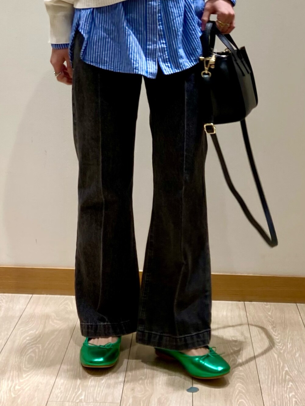 グリーン系のバレエシューズ、ブラック系のトートバッグ、ブラック系のデニムパンツを着用したレディースの冬コーディネートの9枚目の写真