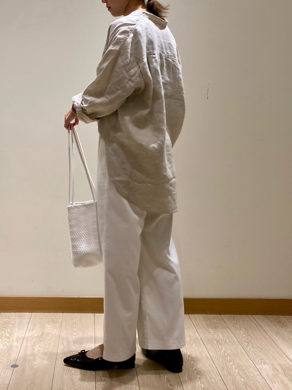 ホワイト系のその他パンツ、ブラック系のバレエシューズ、ベージュ系のシャツ/ブラウスを着用したレディースの春コーディネートの3枚目の写真