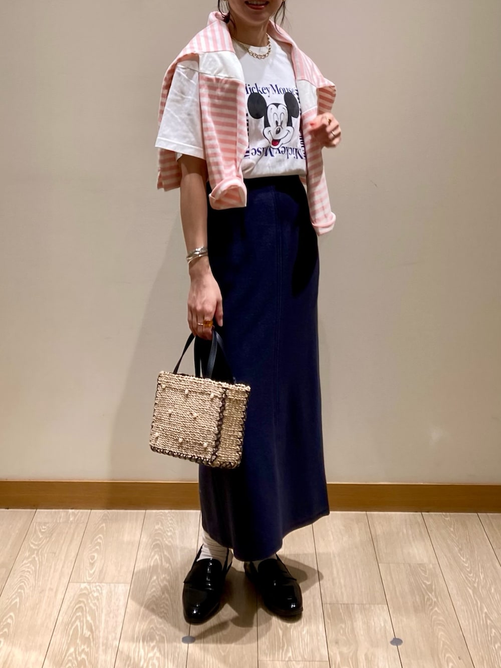 「春色、休日スタイル、ボーダー、お出かけコーデ、ボーダートップス、タイトスカート、ミッキー、スカート、Tシャツ、着回しコーデ、ピンク、かごバッグ、ディズニー、GOOD ROCK SPEED、オトナカジュアル」|「fredy emueのブークレ―ナロースカート(スカート、ブルー系)」を使った、ishiさん(レディース・154cm)の春コーディネートの3枚目の写真