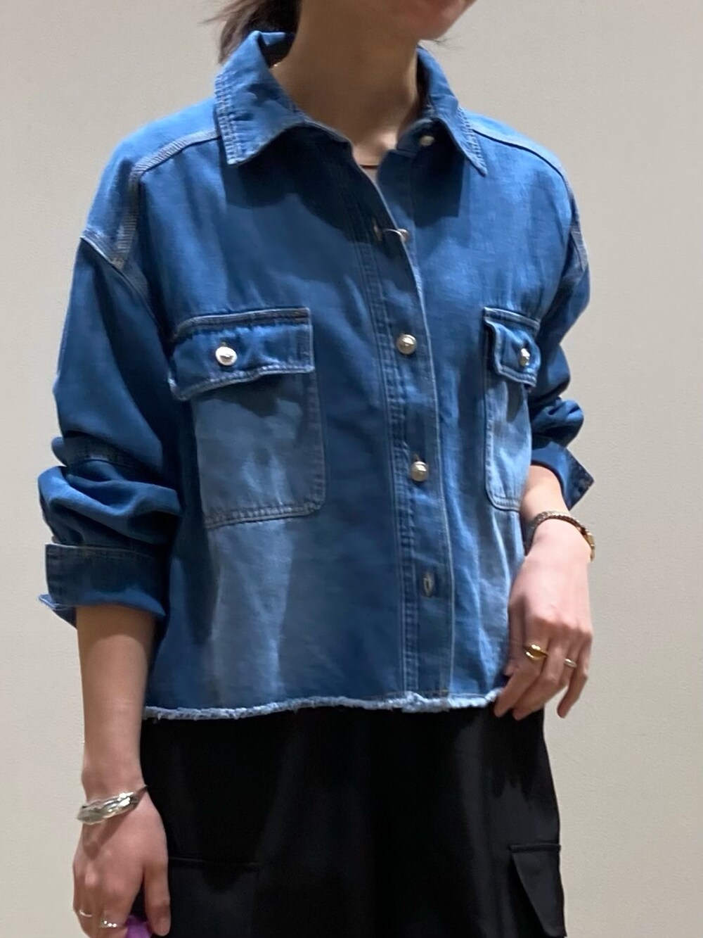 ブラック系のその他パンツ、イエロー系のかごバッグ、ブルー系のシャツ/ブラウスを着用したレディースの春コーディネートの9枚目の写真