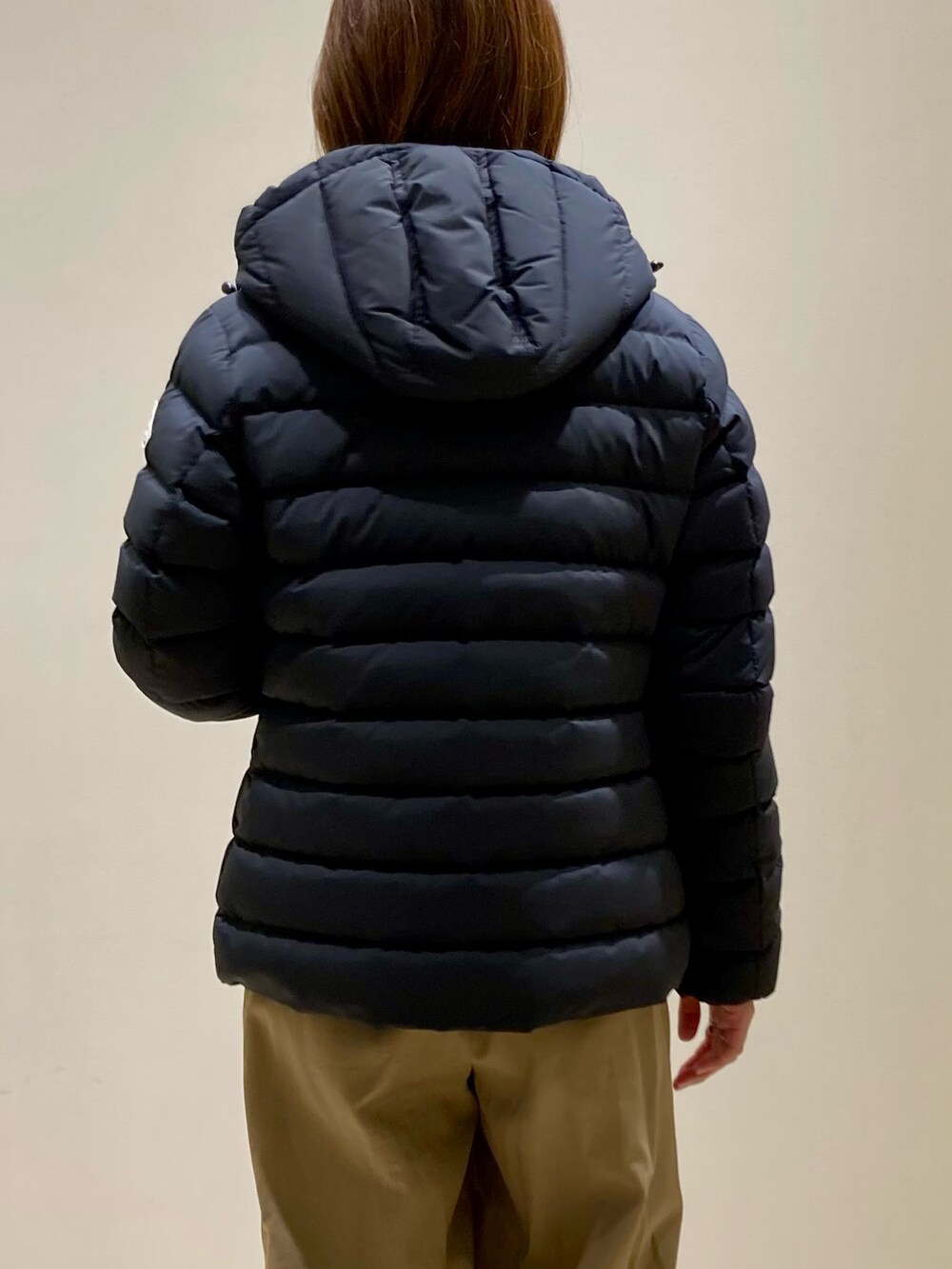 ブラック系のダウンジャケット/コート、ブルー系のシャツ/ブラウスを着用したレディースの秋コーディネートの8枚目の写真