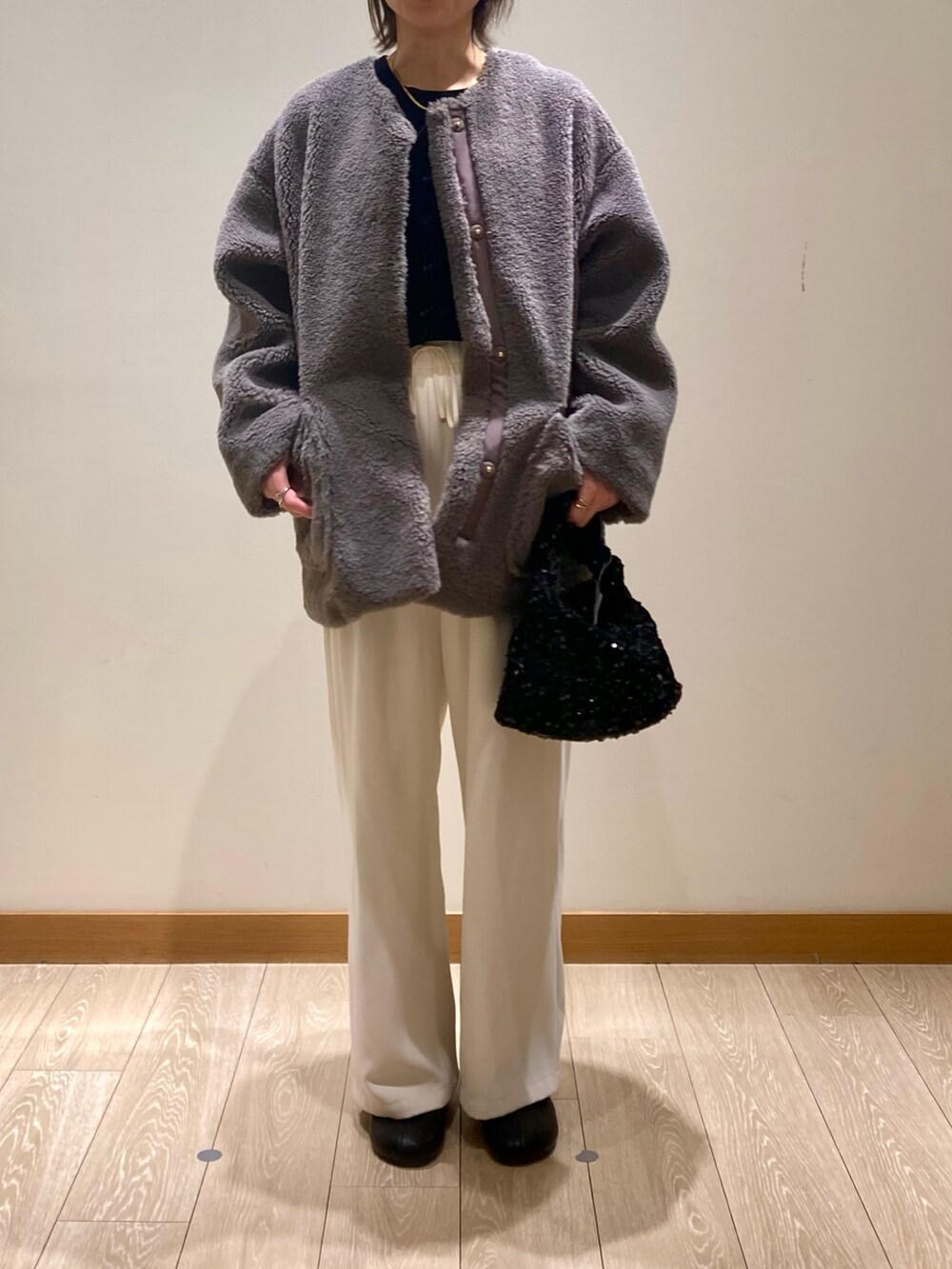 「冬アウター、おでかけコーデ、パンツスタイル、あったかコーデ、アウターコーデ、ホワイト、ボア、ノーカラーコート、ビスチェ、着回しコーデ、低身長、ゆるコーデ、オトナカジュアル」｜「fredy emueのボアミドル丈コート（ノーカラーコート、ブラウン系）」を使った、ishiさん（レディース・154cm）の冬コーディネートの8枚目の写真