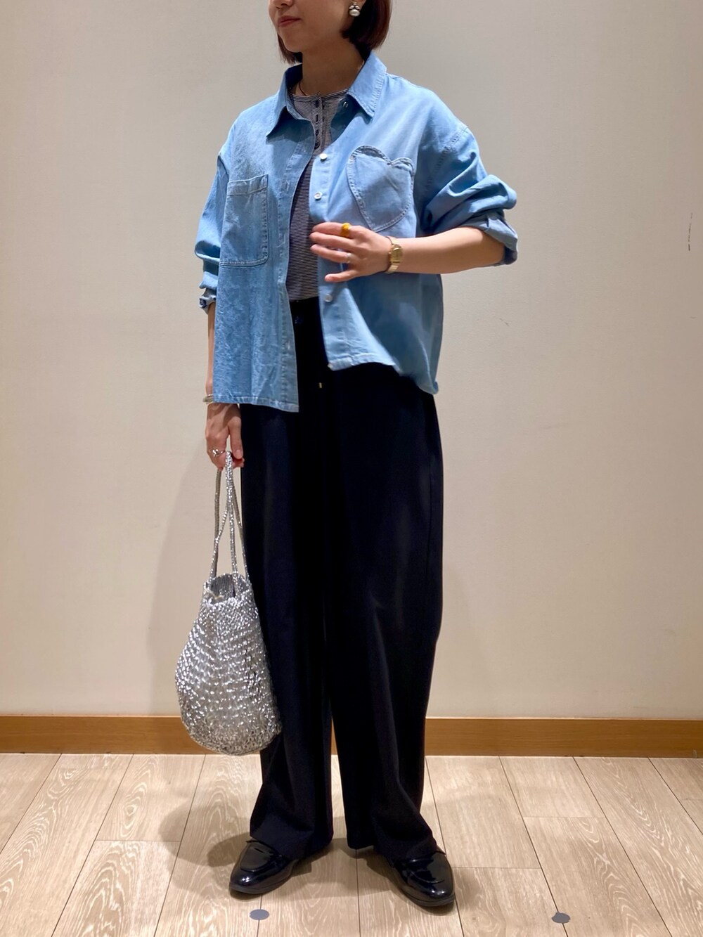 「レイヤードスタイル、ワイドパンツ、シャツスタイル、シンプルコーデ、きれいめカジュアル、休日スタイル、デニム、お出かけコーデ、低身長コーデ、楽チンコーデ、デニムシャツ、ハート、着回しコーデ、ショート丈、ボーダー」｜「fredy emueのドライスラブストレートイージーパンツ（その他パンツ、ブラック系）」を使った、ishiさん（レディース・154cm）の春コーディネートの9枚目の写真