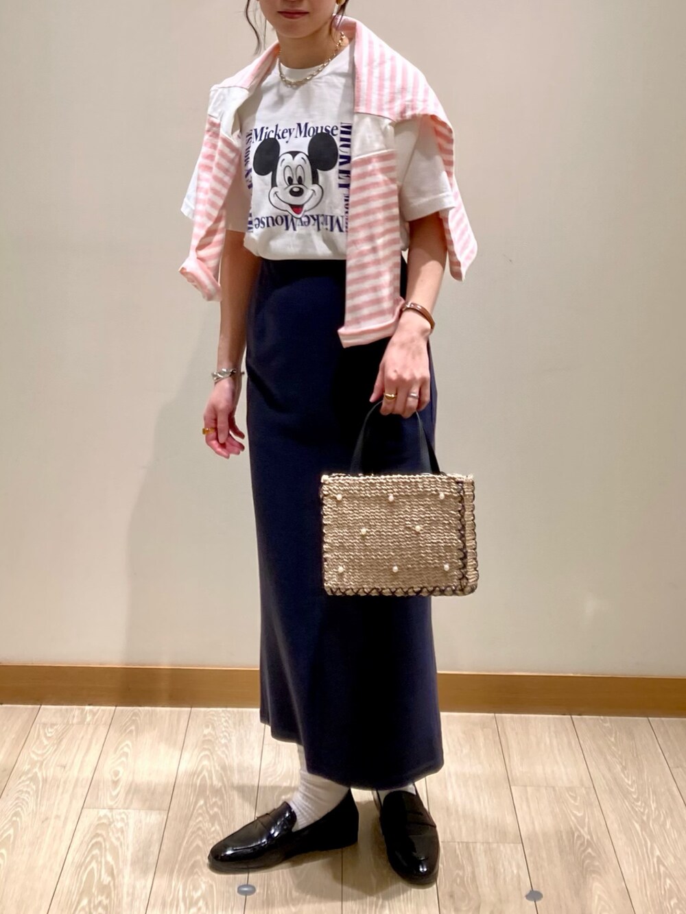 「春色、休日スタイル、ボーダー、お出かけコーデ、ボーダートップス、タイトスカート、ミッキー、スカート、Tシャツ、着回しコーデ、ピンク、かごバッグ、ディズニー、GOOD ROCK SPEED、オトナカジュアル」|「fredy emueのブークレ―ナロースカート(スカート、ブルー系)」を使った、ishiさん(レディース・154cm)の春コーディネートの7枚目の写真