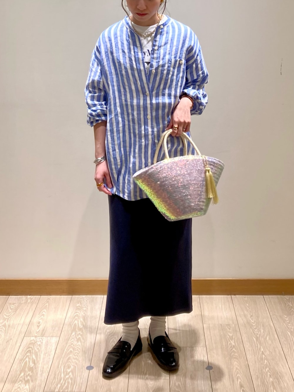 「淡色コーデ、春色、休日スタイル、大人カジュアル、シンプルスタイル、リネン、リネンシャツ、ストライプ、スカート、着回しコーデ、低身長、かごバッグ、ミッキー、Tシャツ、レイヤードスタイル」｜「fredy emueのスパンコールカゴバッグ（かごバッグ、ホワイト系）」を使った、ishiさん（レディース・154cm）の春コーディネートの8枚目の写真